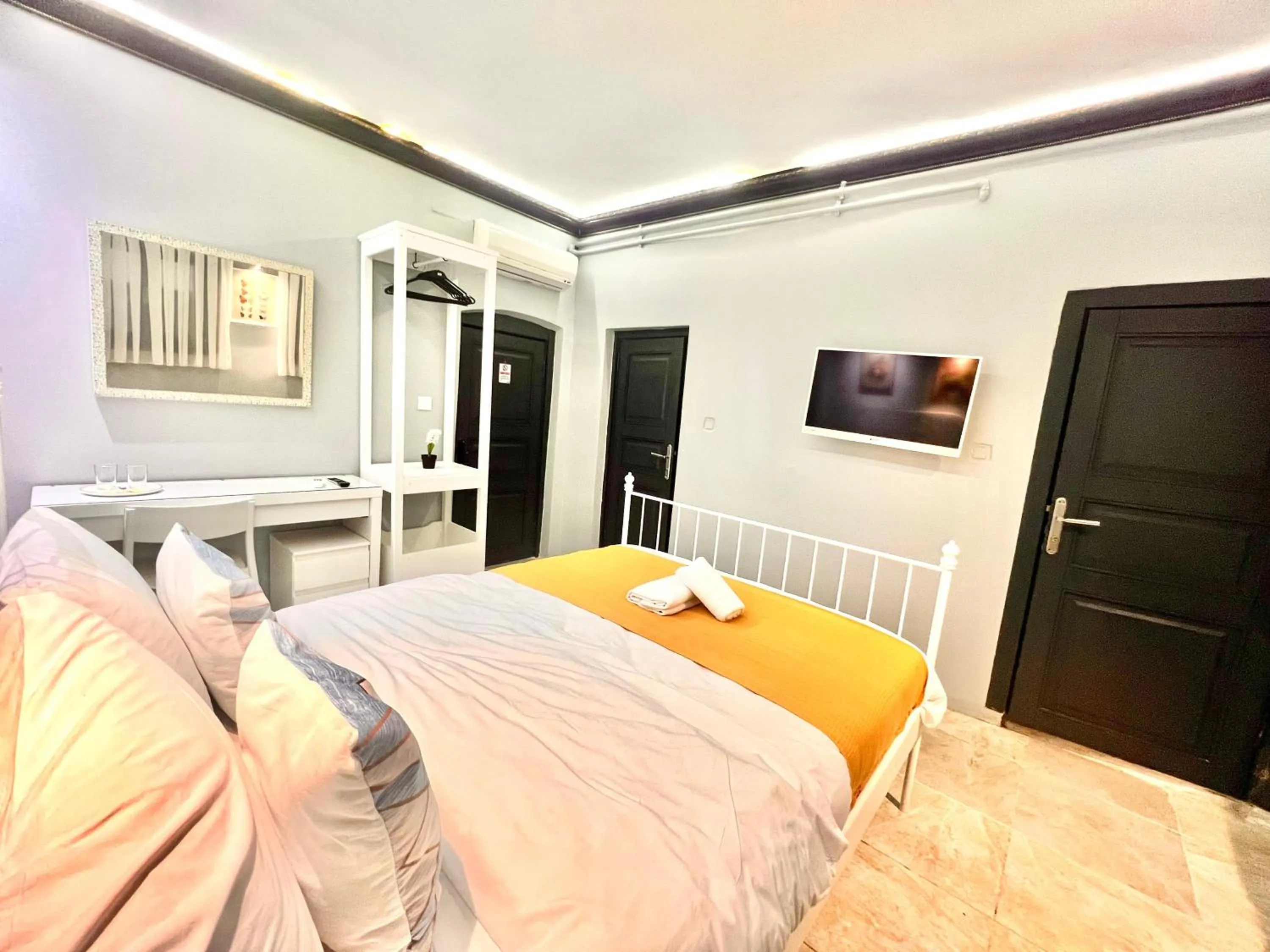 Bed in White Inn Taksim