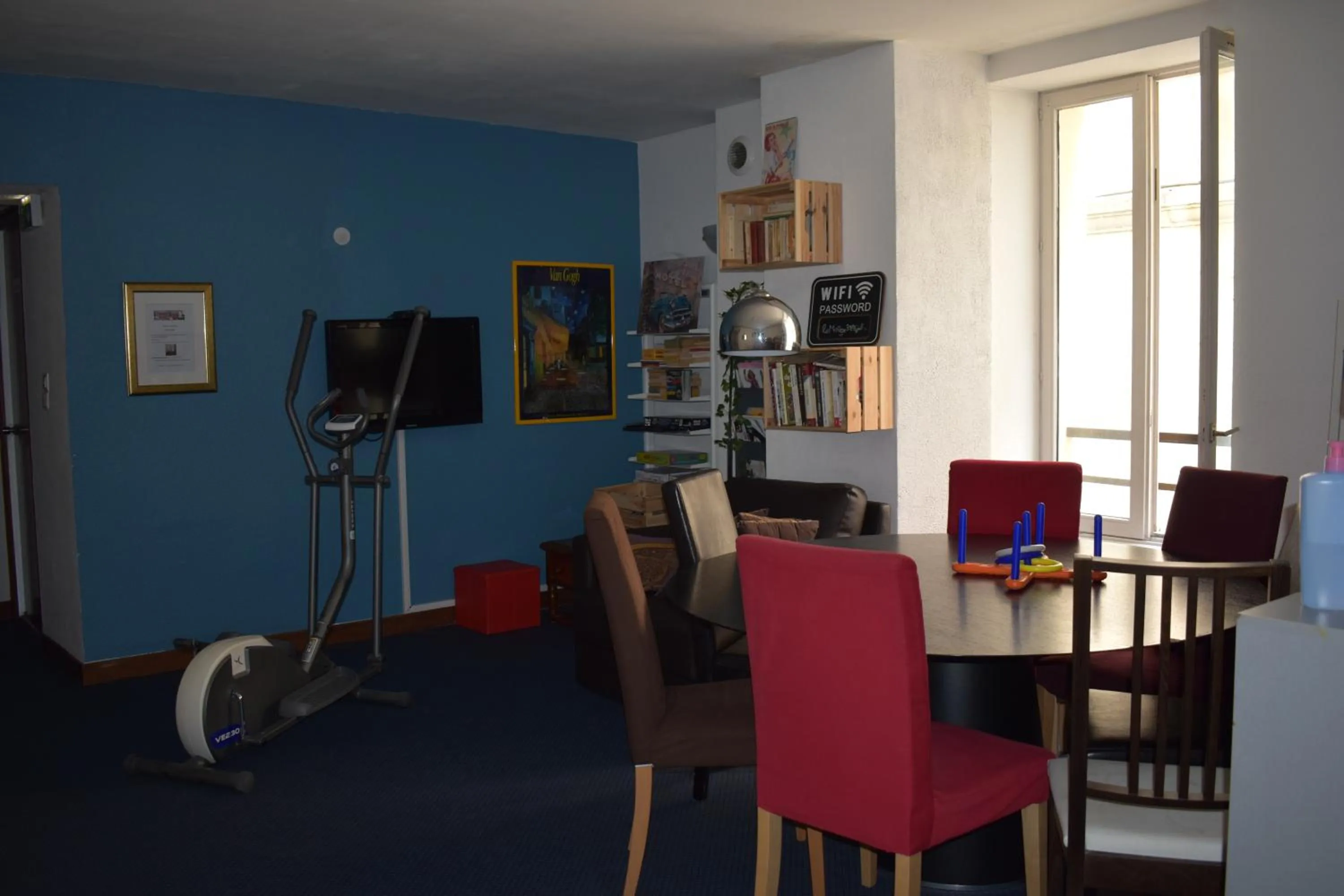 Communal lounge/ TV room in Hôtel Le Mélèze