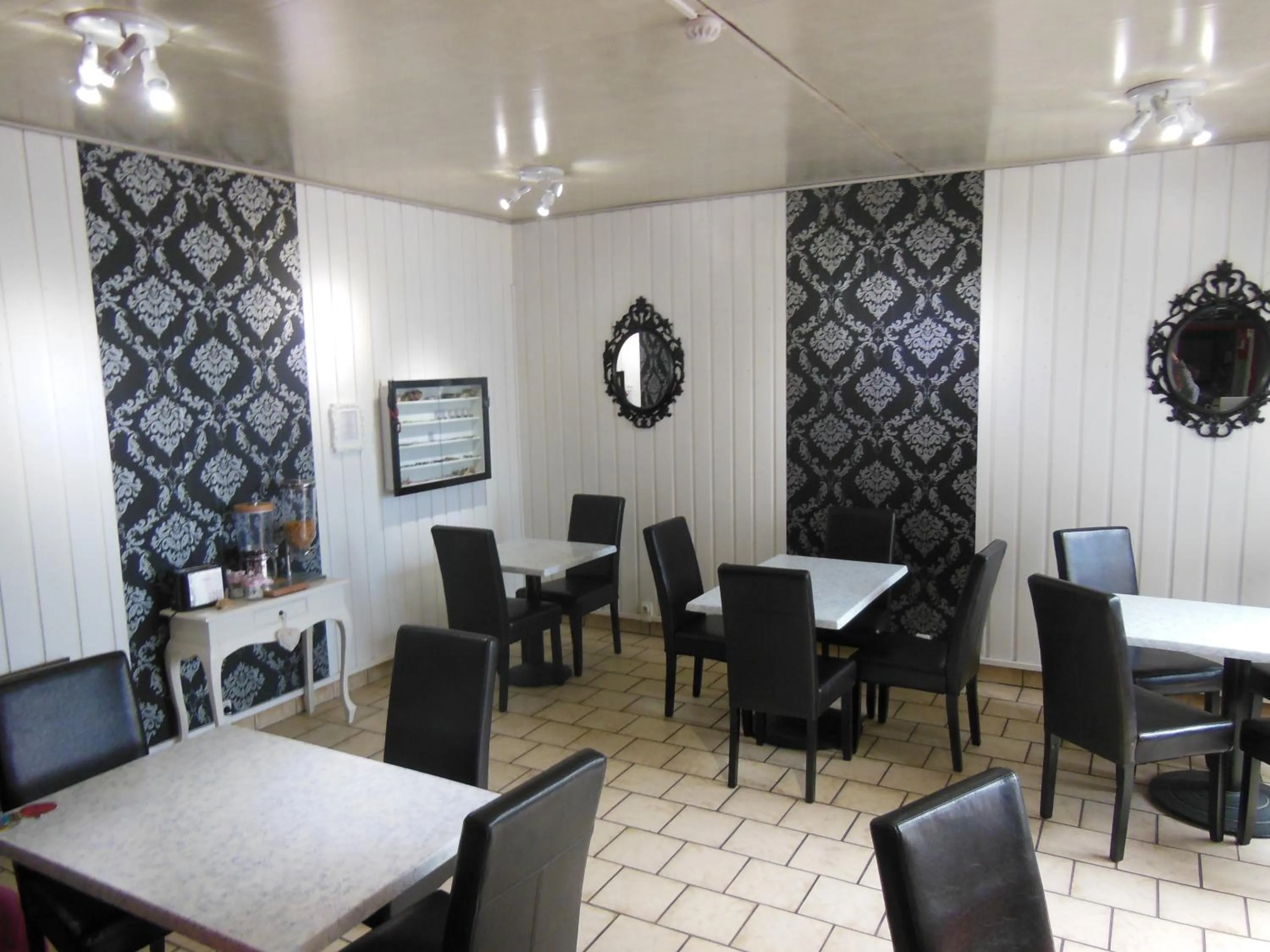 Restaurant/places to eat in Hôtel Le Mélèze