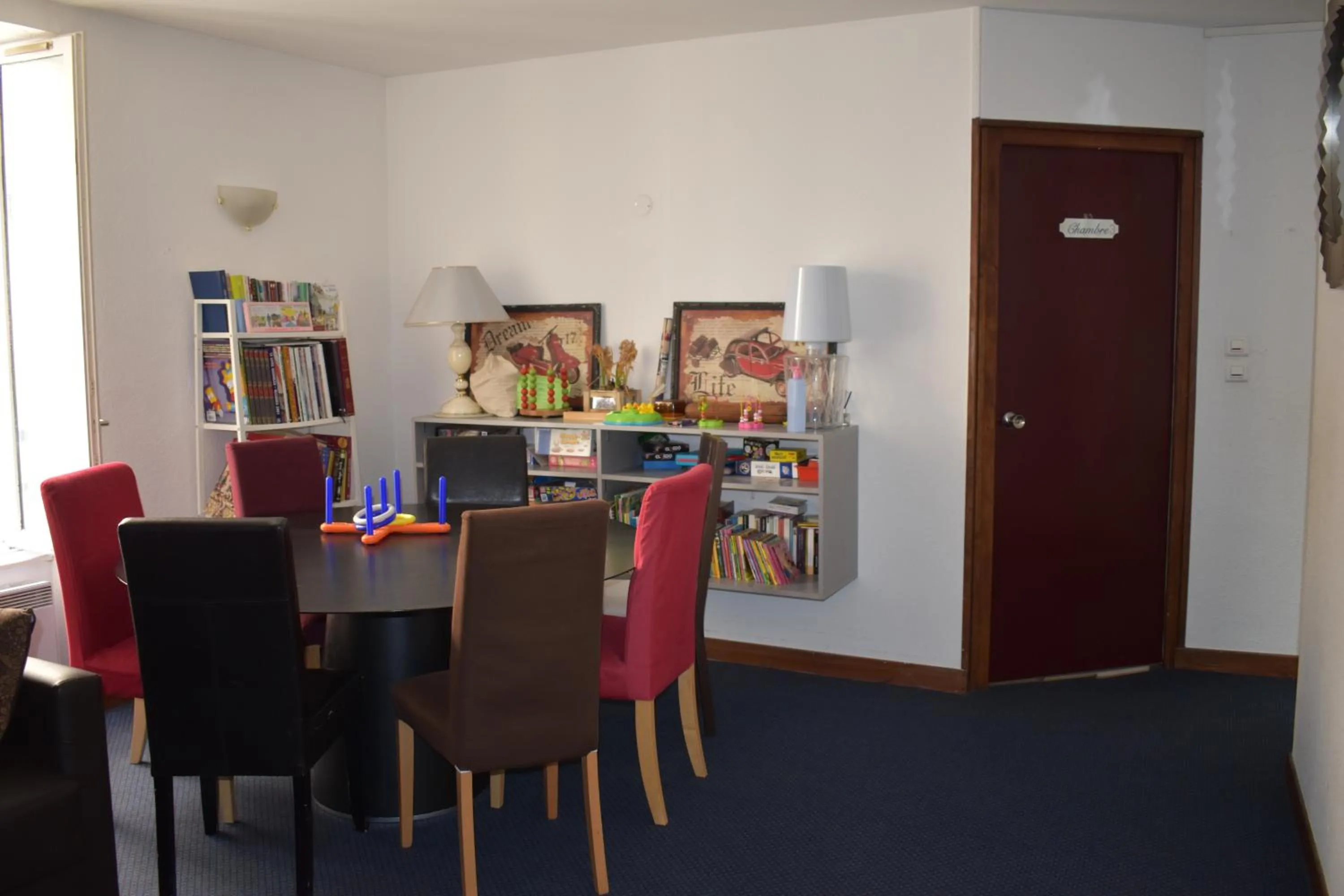 Seating area in Hôtel Le Mélèze