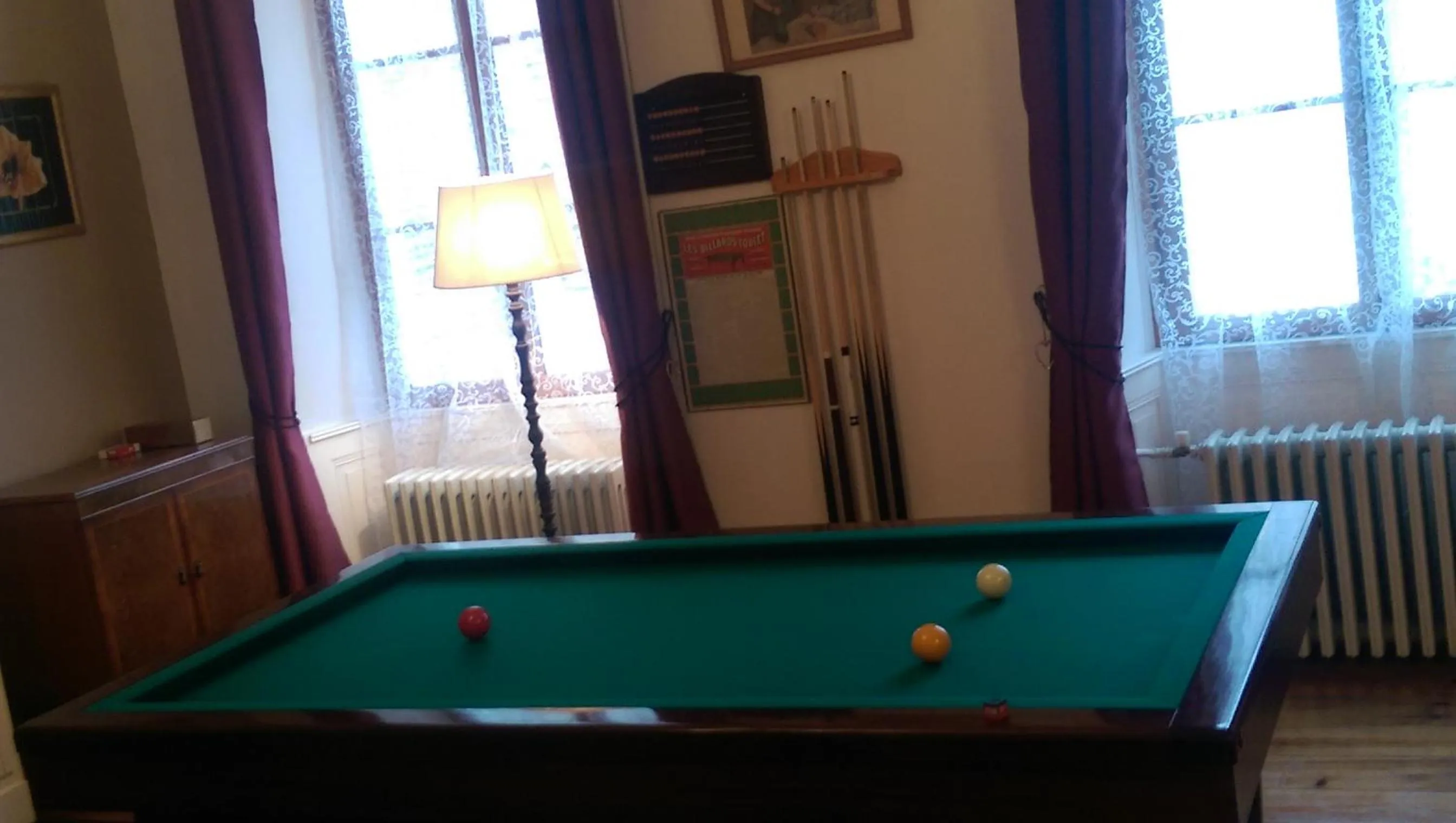 Communal lounge/ TV room in Vingt Grand Rue