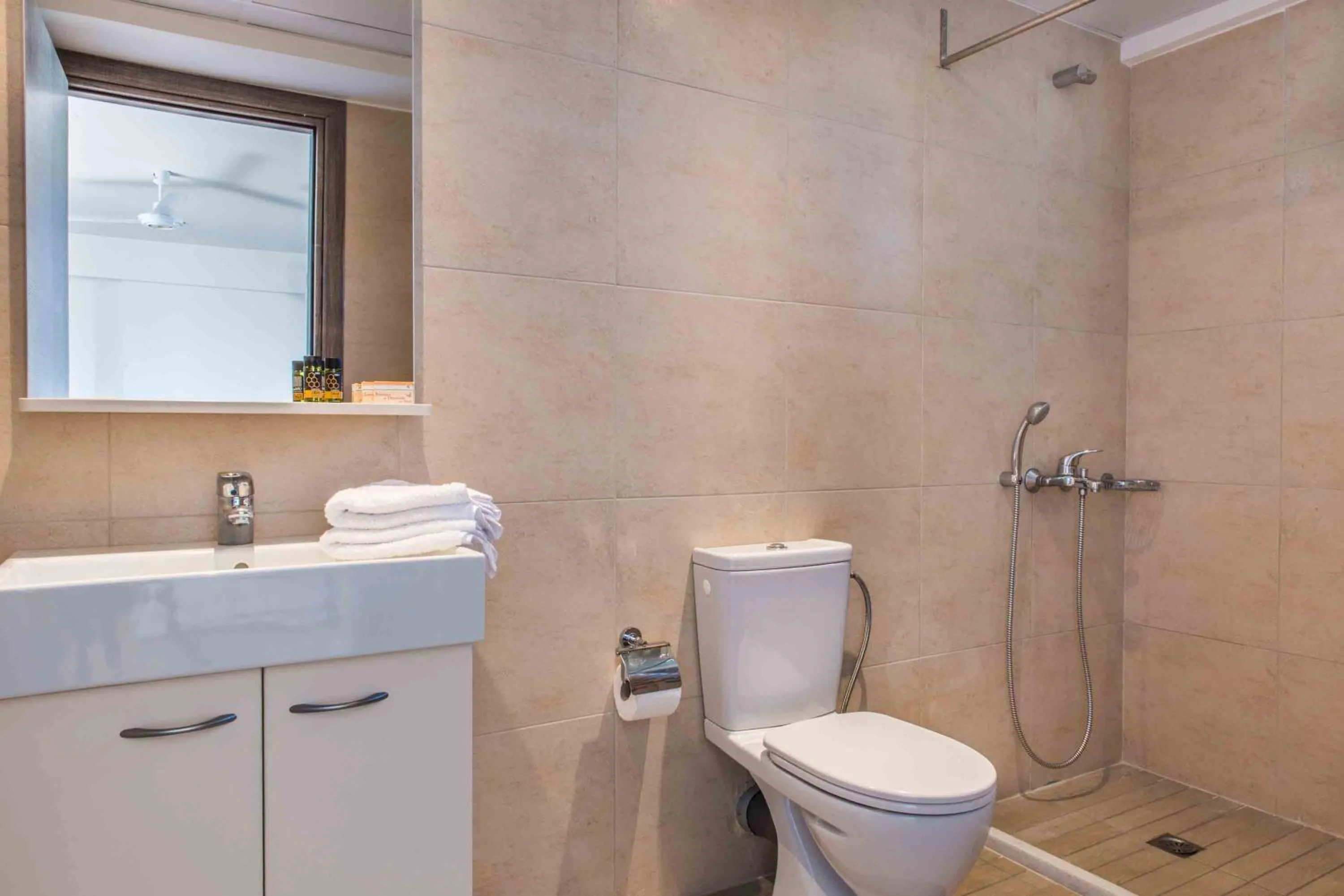 Shower in Gerona Mare Apartments