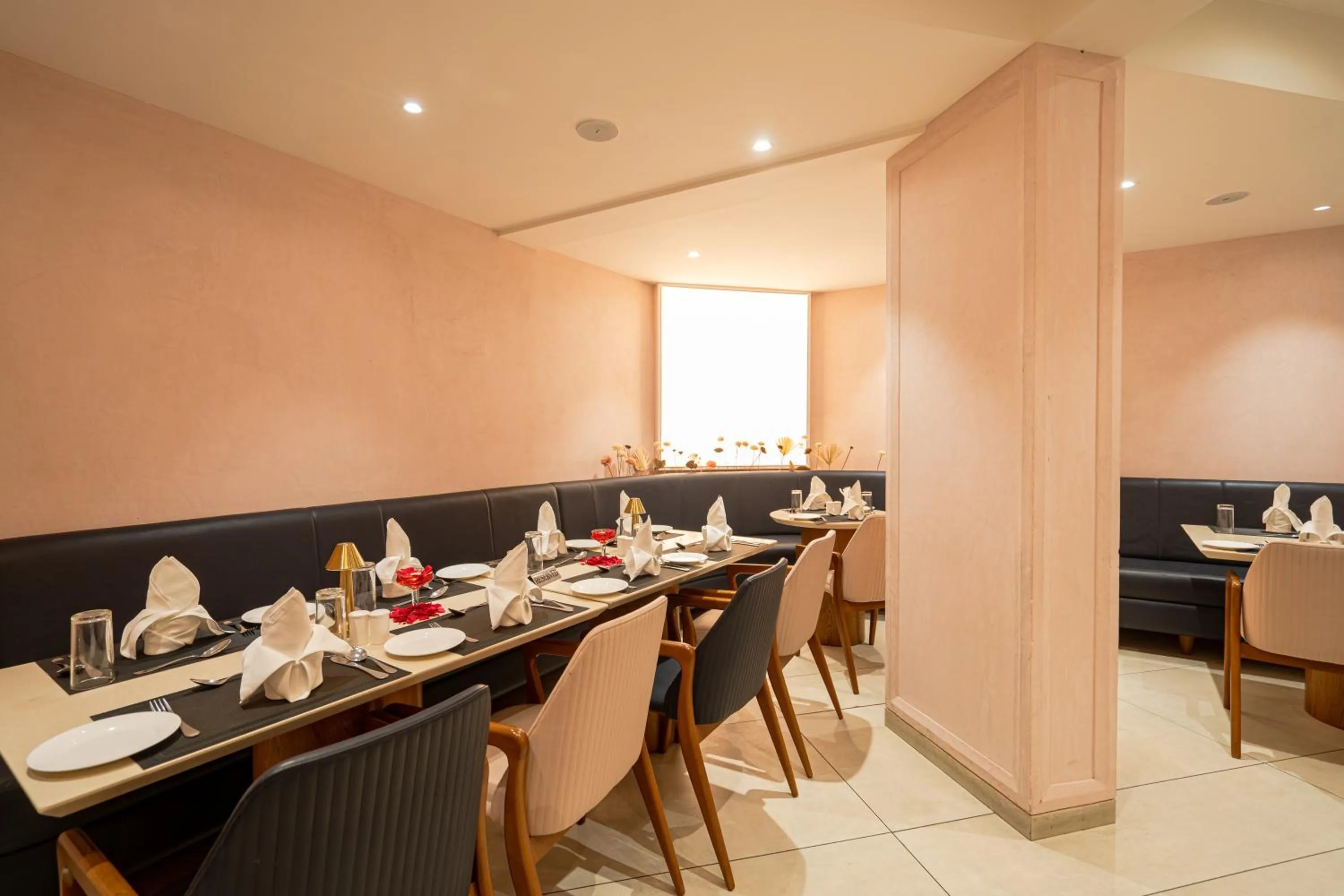 Restaurant/places to eat in Hotel Mayura