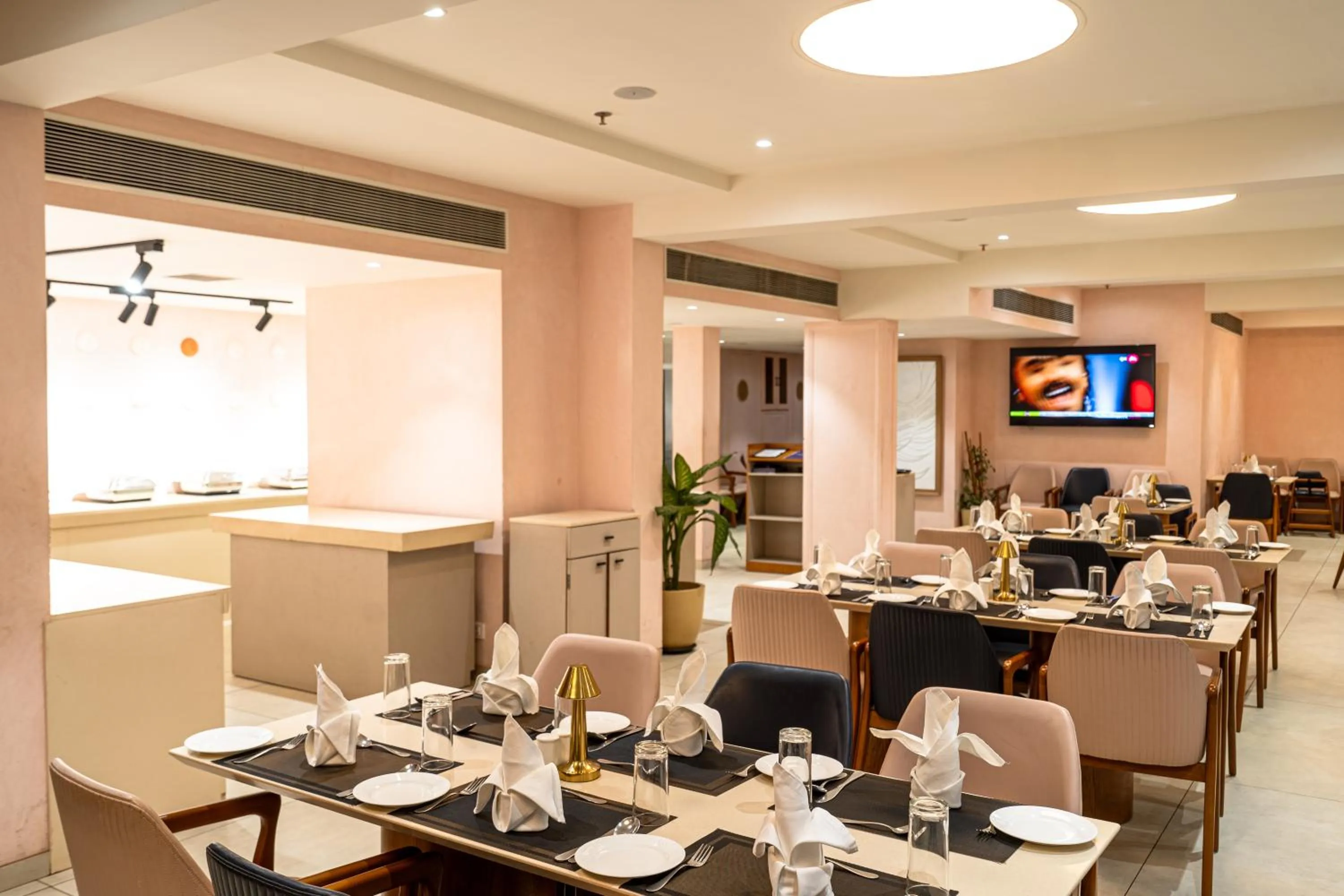 Restaurant/places to eat in Hotel Mayura