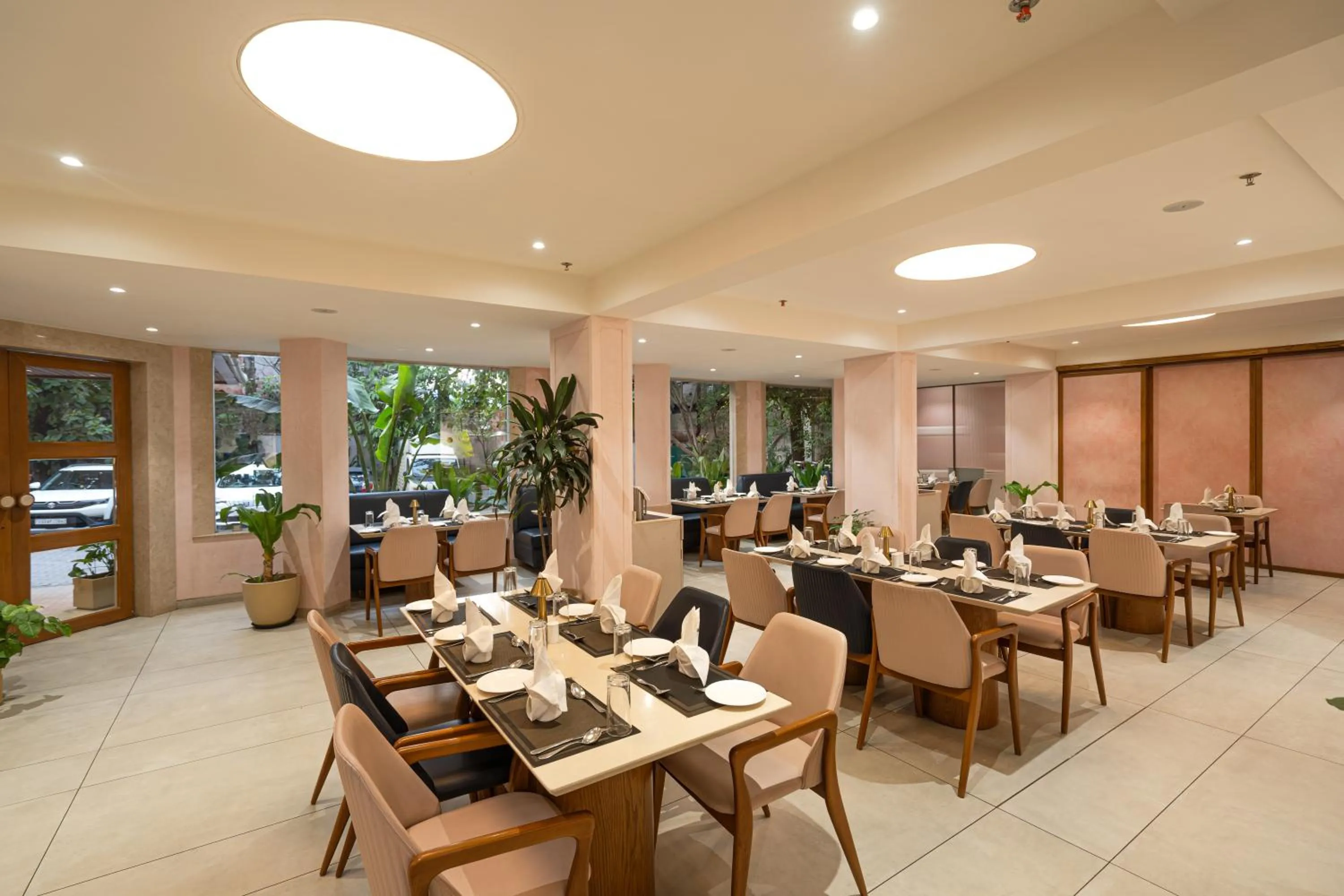 Restaurant/places to eat in Hotel Mayura