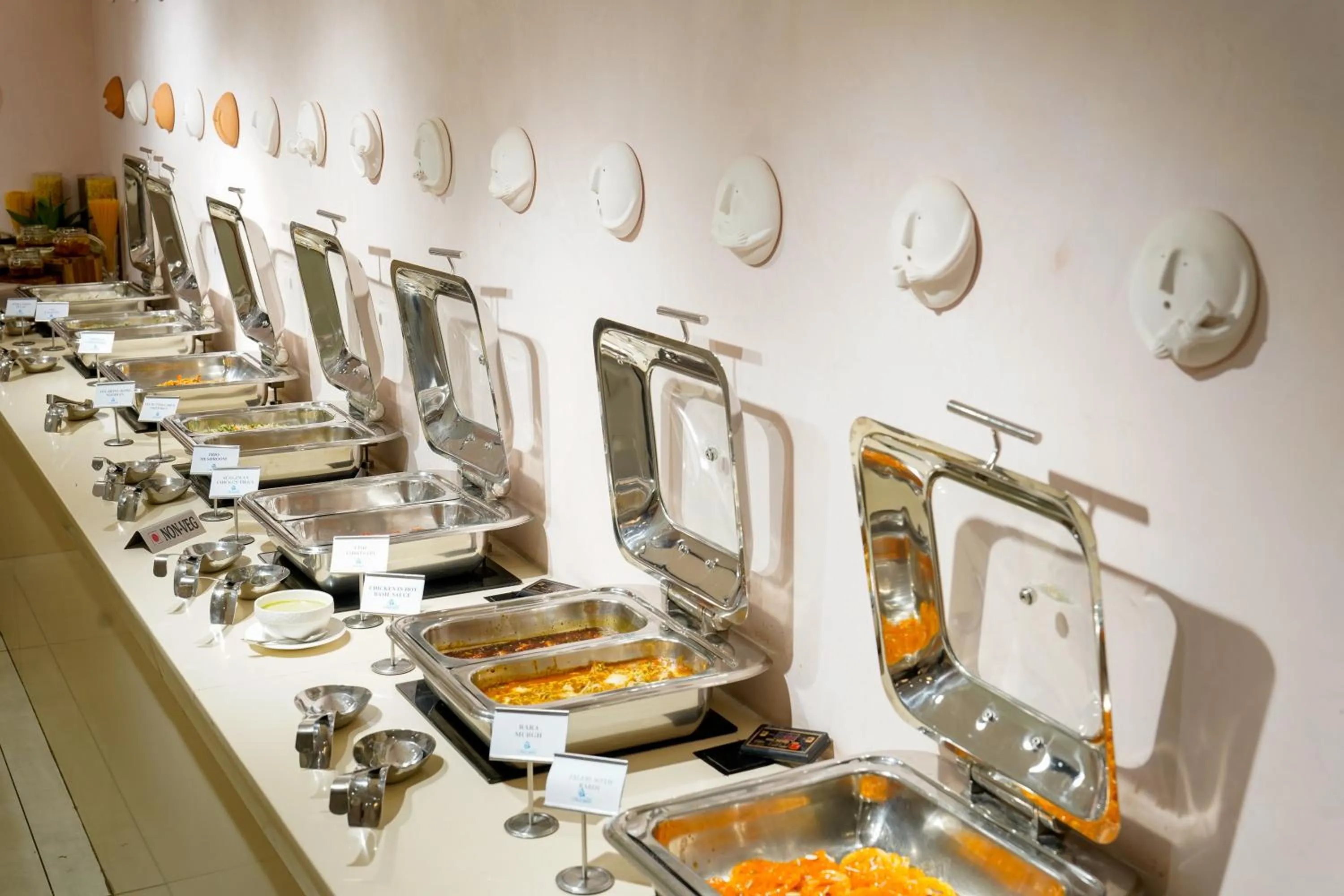 Restaurant/places to eat in Hotel Mayura