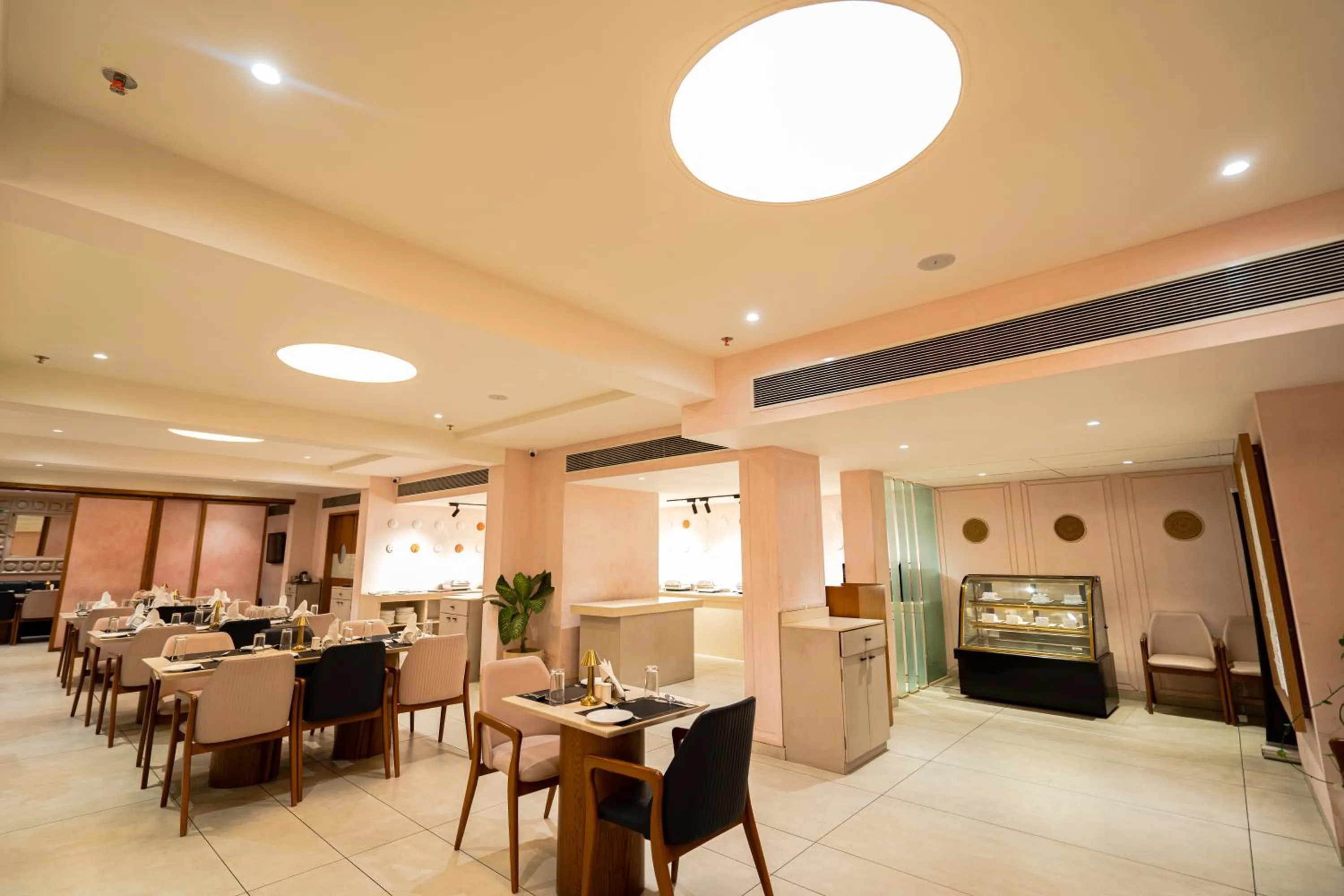 Restaurant/places to eat in Hotel Mayura