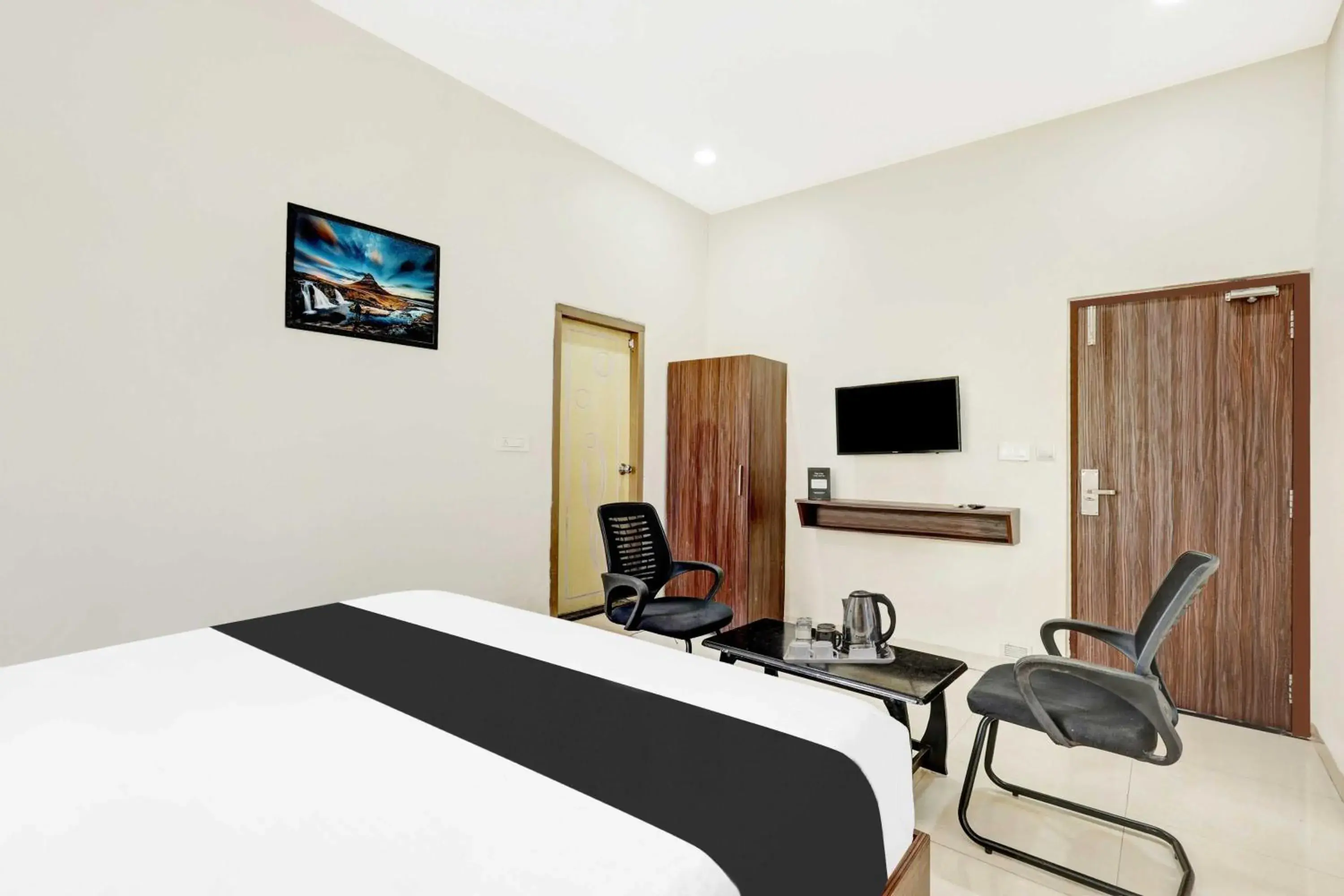 Standard Double Room - single occupancy in Townhouse Dabagardens Near Railway Station Standard Double Room - single occupancy in Townhouse Dabagardens Near Railway Station
