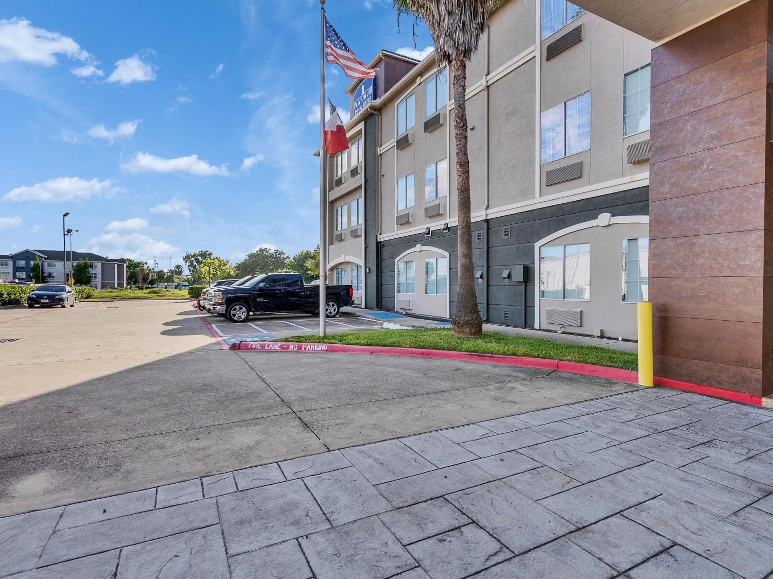 Property building in Platinum Inn & Suites Webster