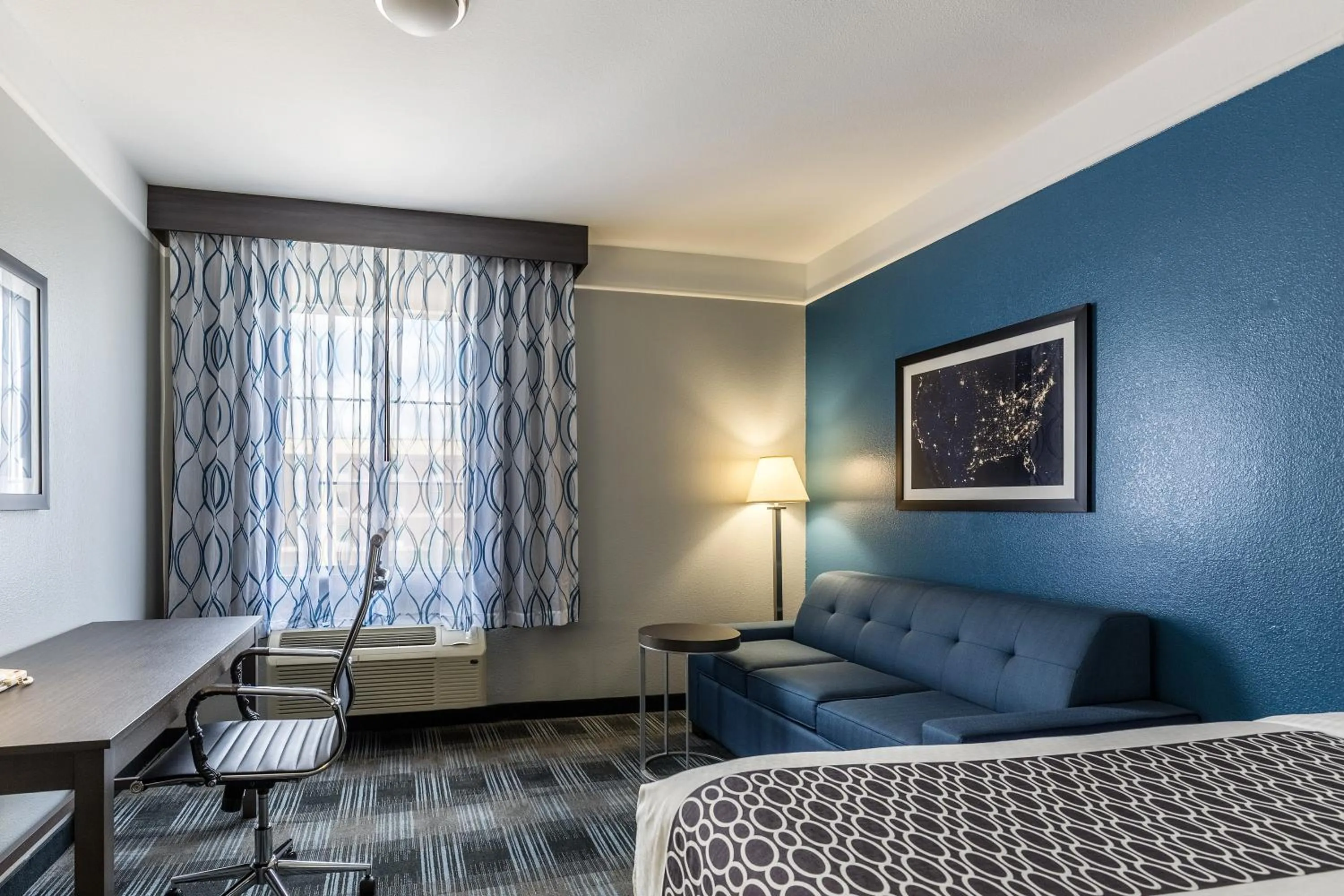 Seating area, Bed in Platinum Inn & Suites Webster