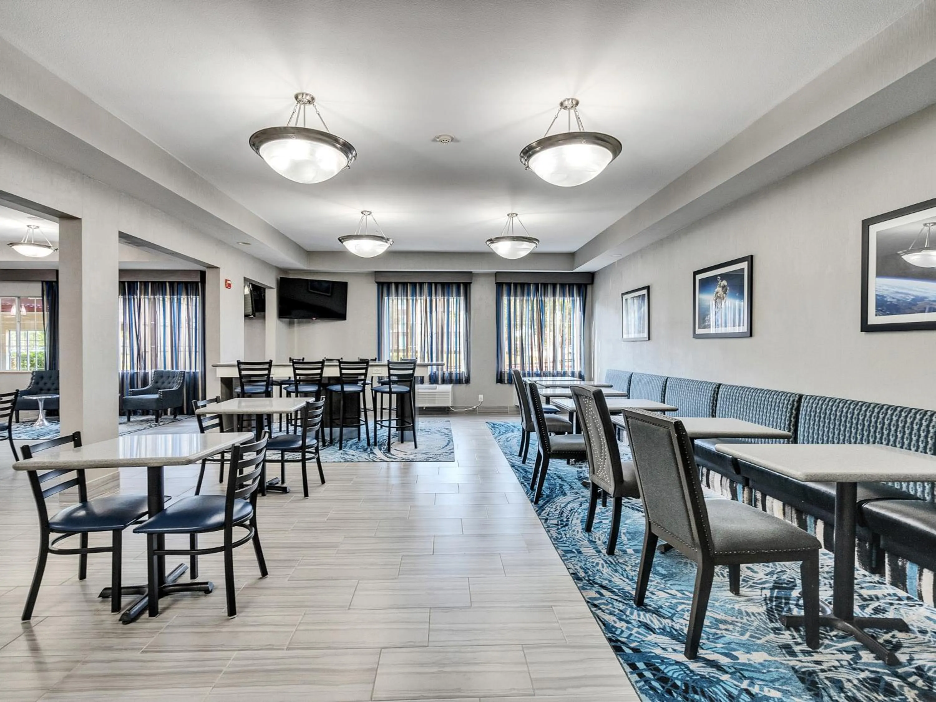 Seating area in Platinum Inn & Suites Webster