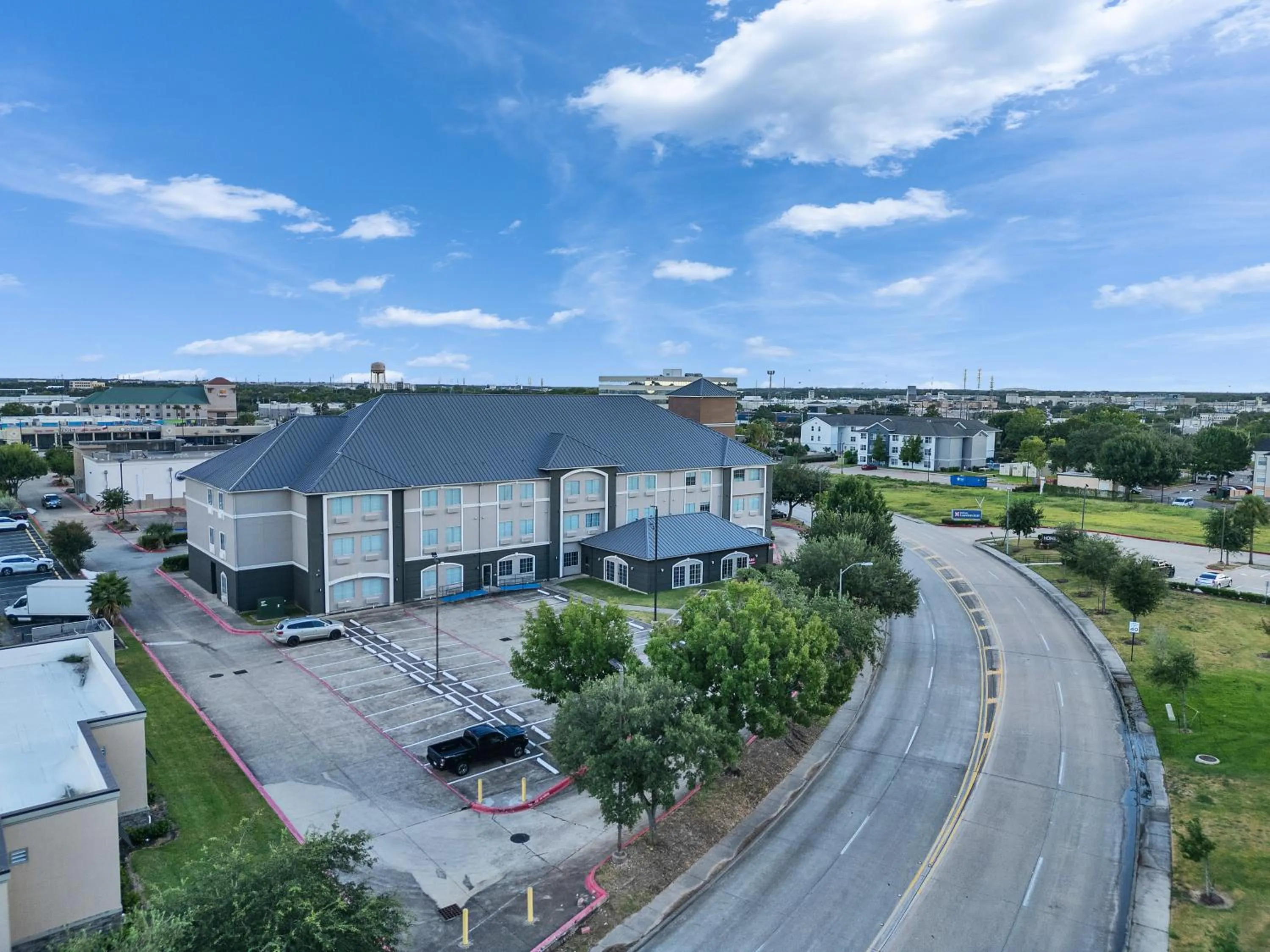 Property building in Platinum Inn & Suites Webster