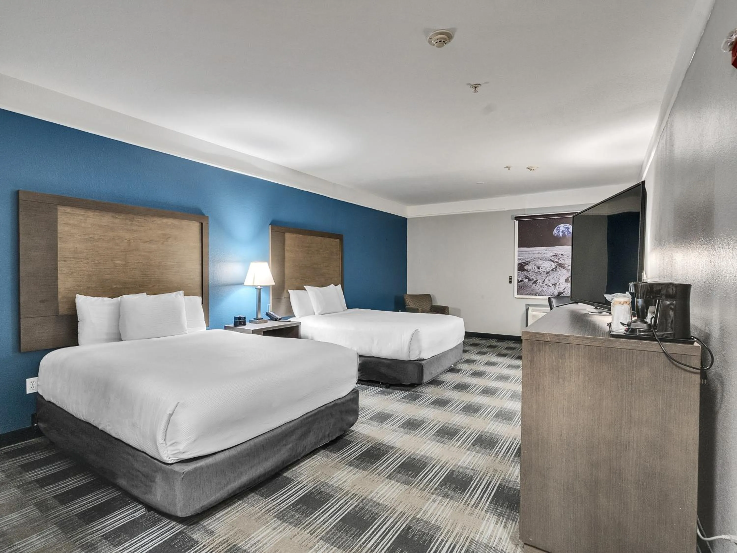 TV and multimedia, Bed in Platinum Inn & Suites Webster