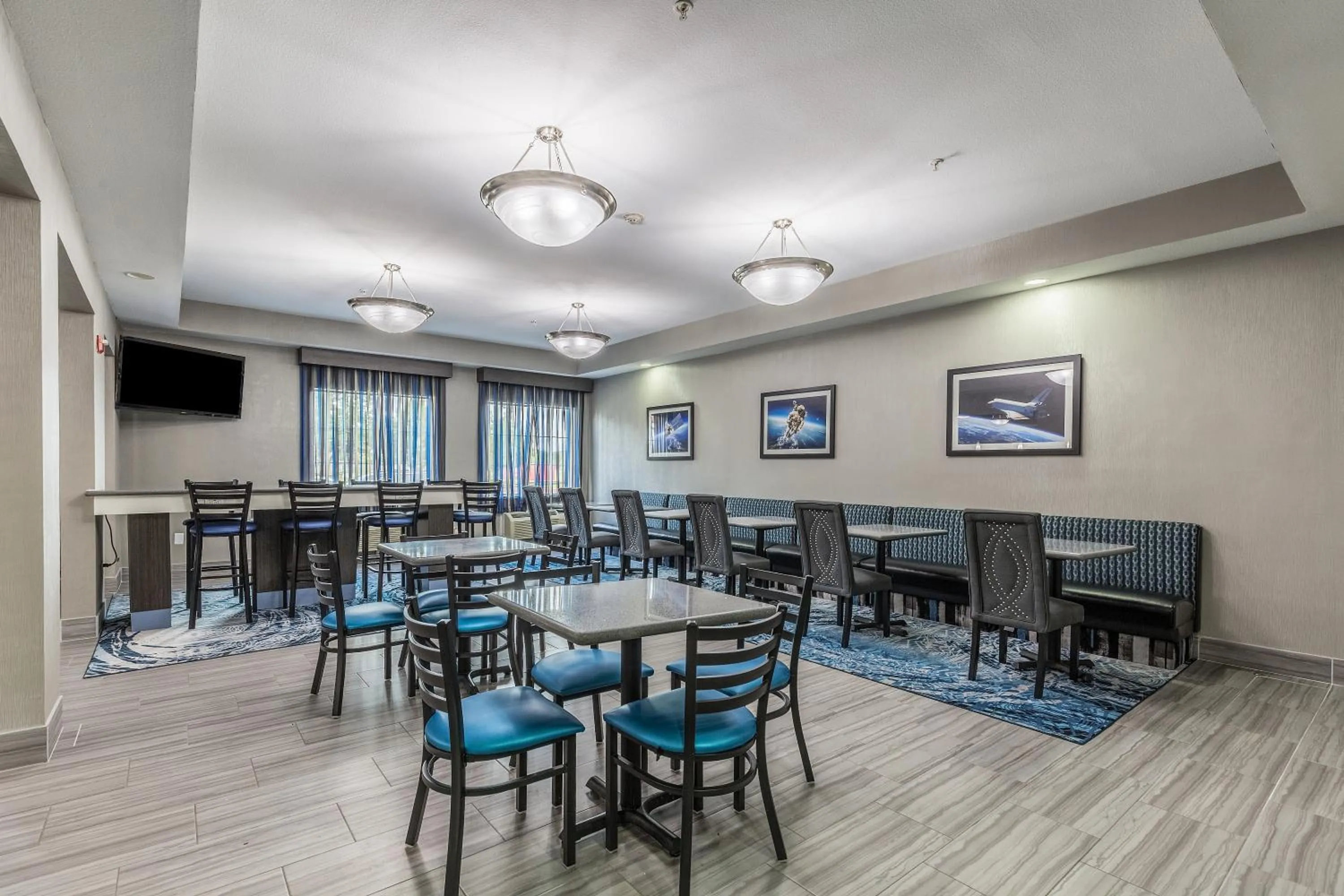 Restaurant/places to eat in Platinum Inn & Suites Webster