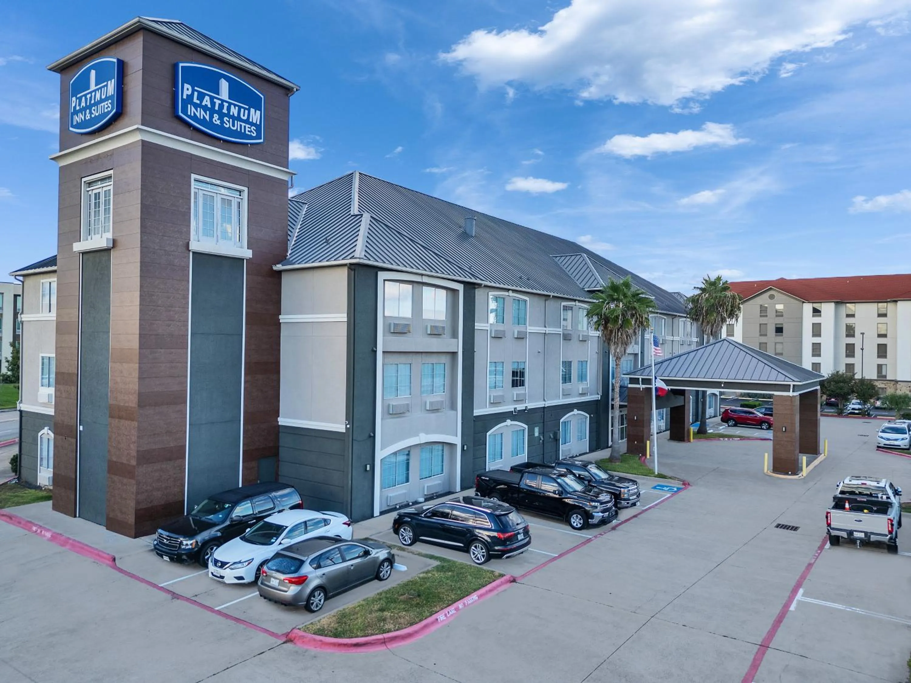 Property building in Platinum Inn & Suites Webster