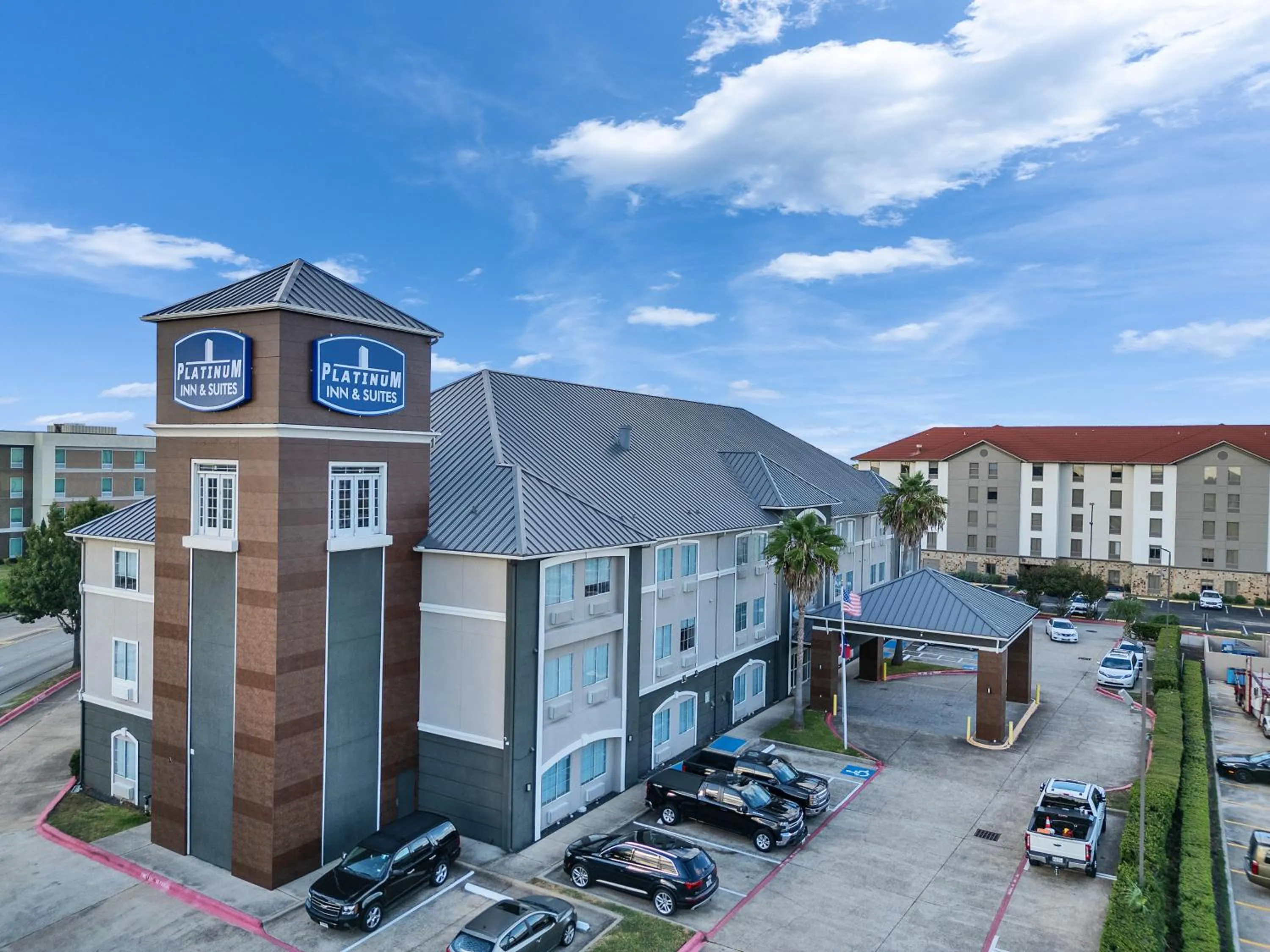 Property building in Platinum Inn & Suites Webster