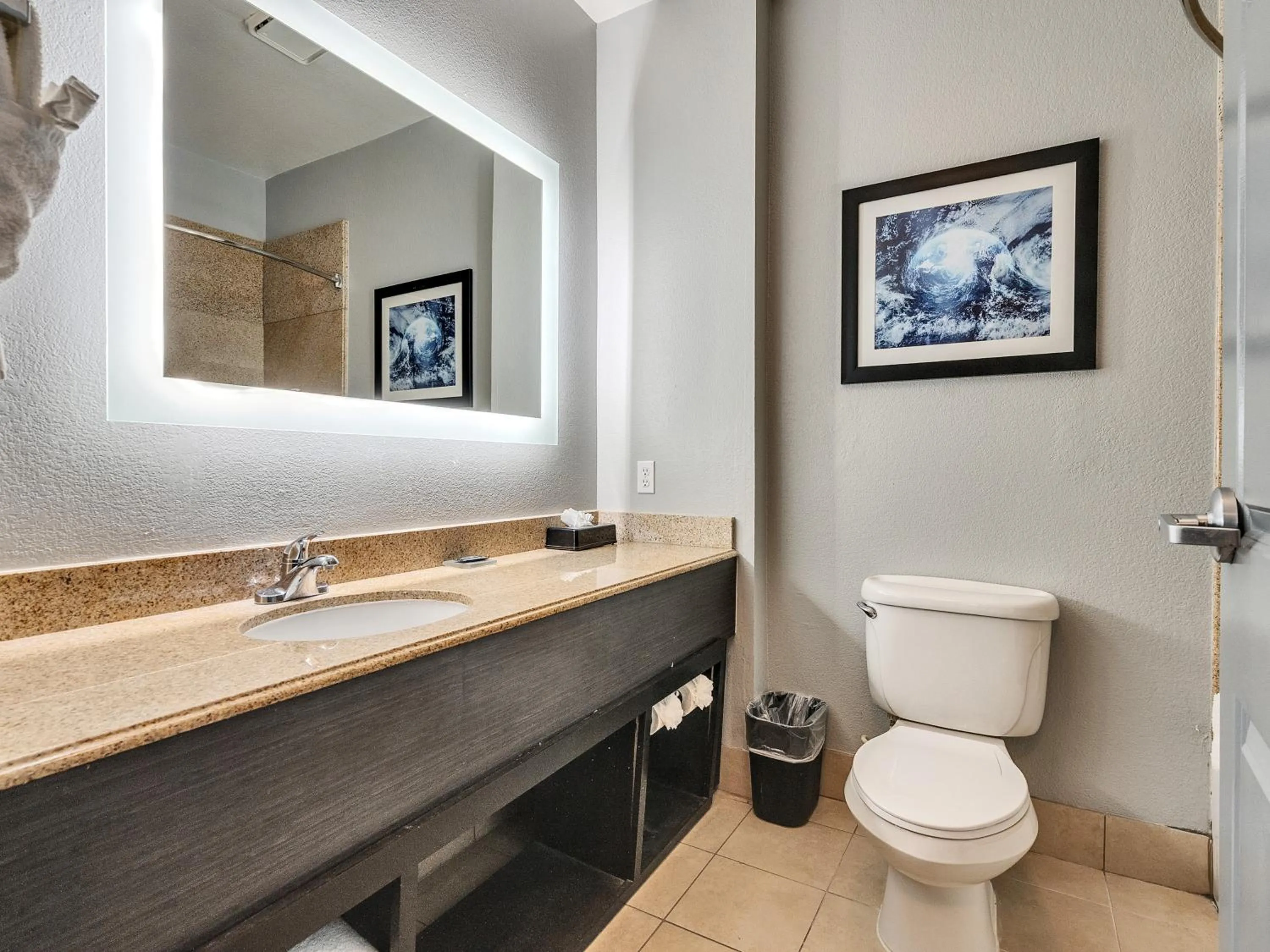 Bathroom in Platinum Inn & Suites Webster