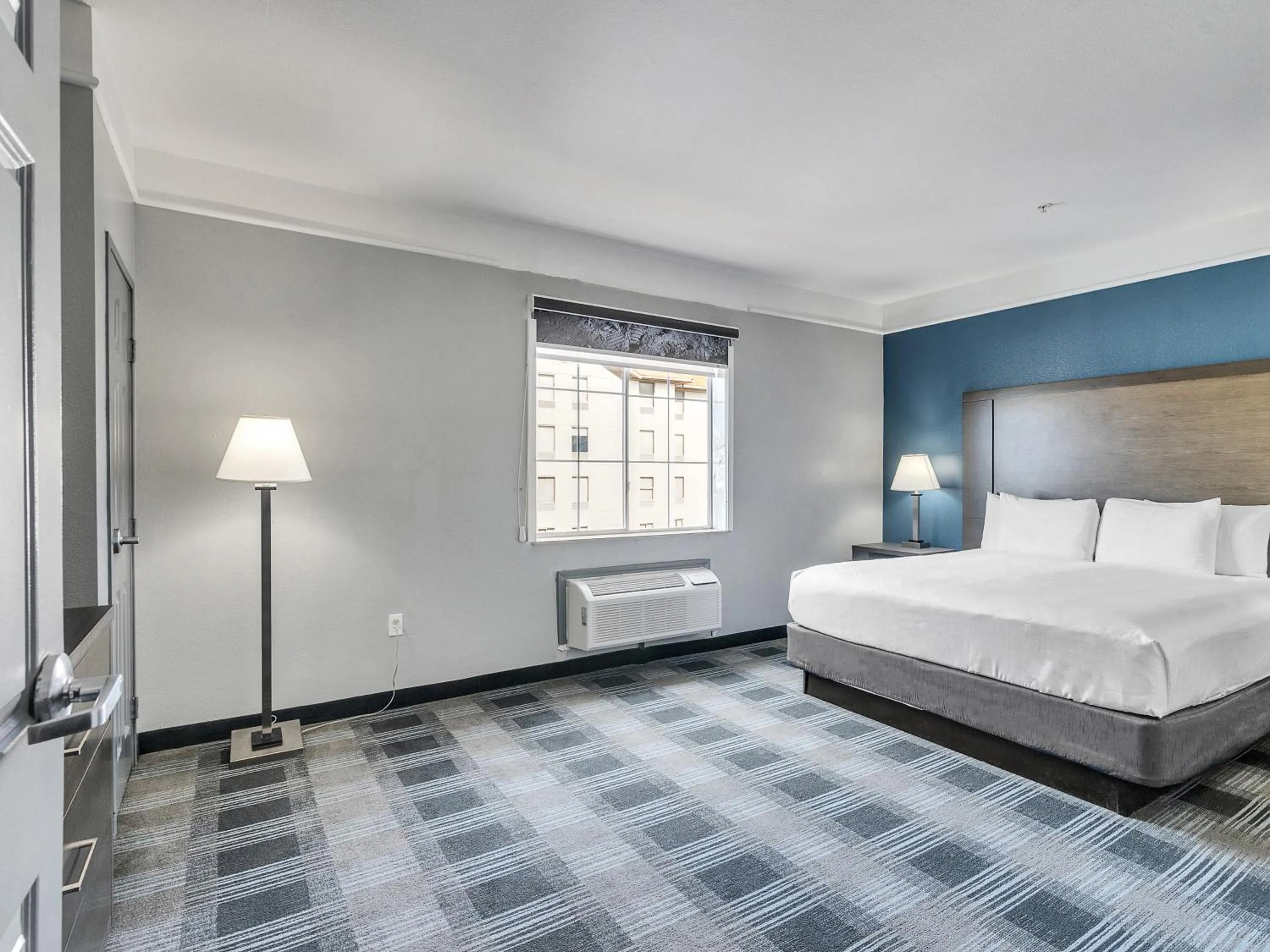 Bathroom, Bed in Platinum Inn & Suites Webster