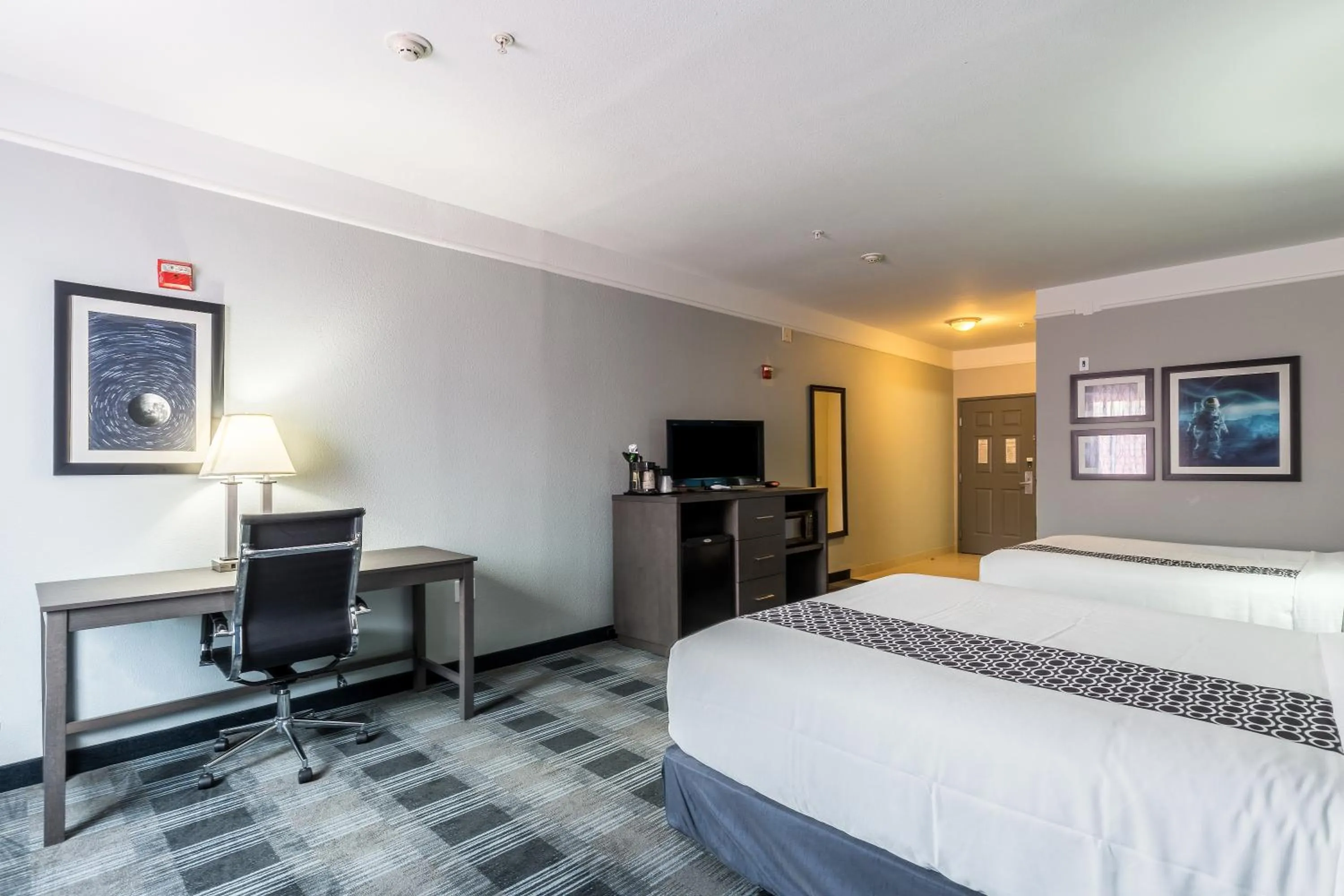 Bed in Platinum Inn & Suites Webster