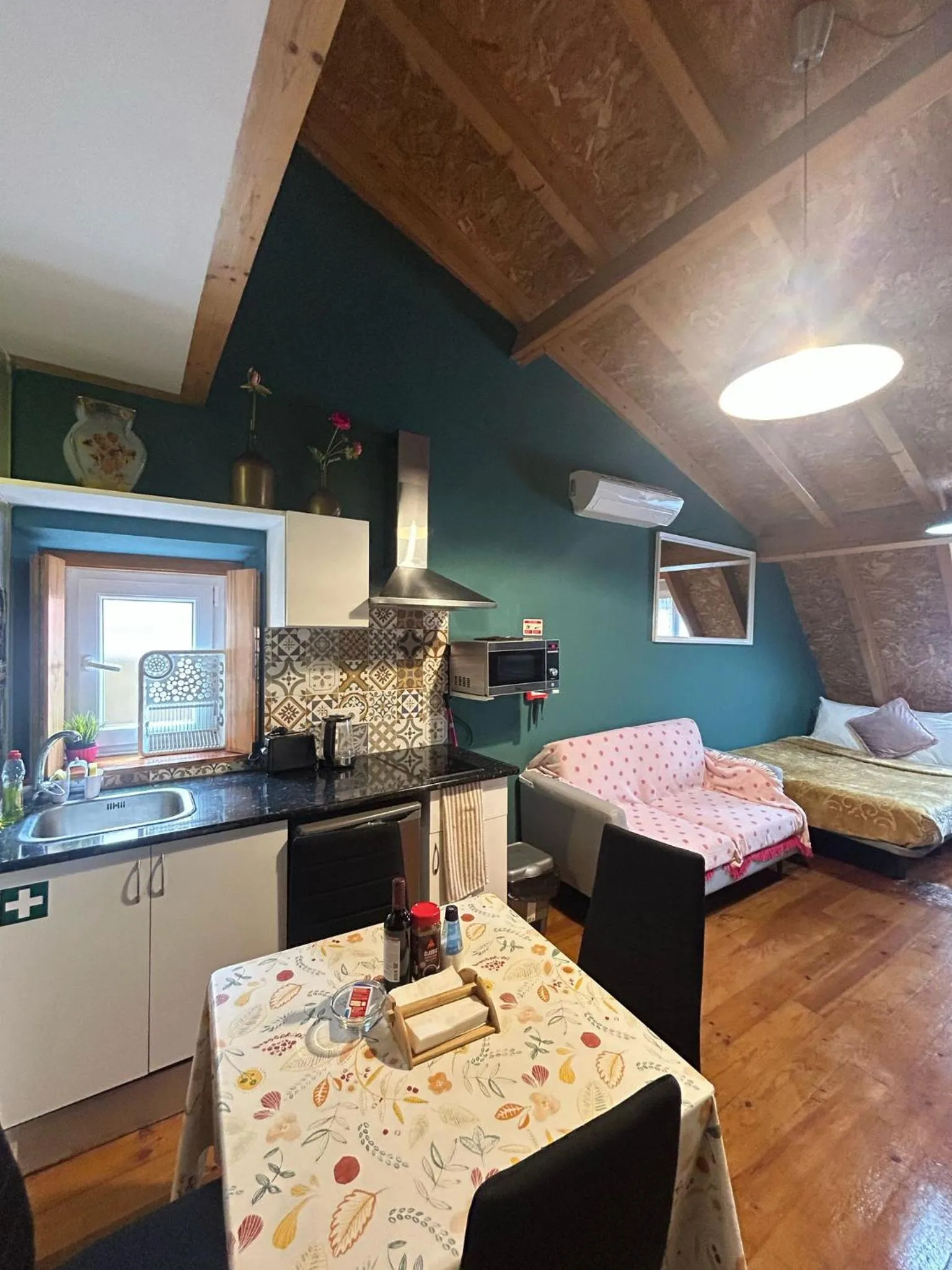 Kitchen or kitchenette, Bed in Sao Jorge Apartments & Suites