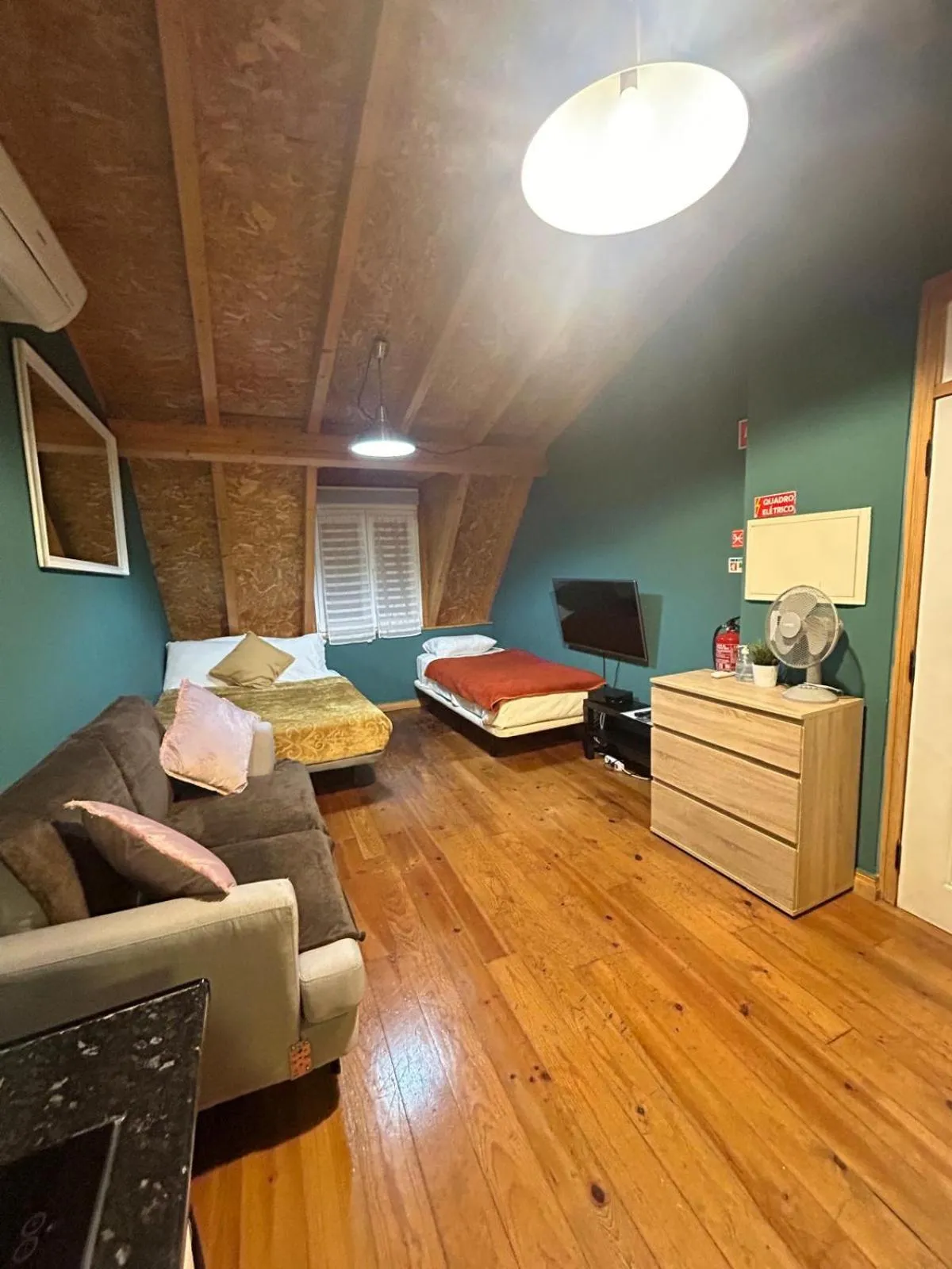 Communal lounge/ TV room, Bed in Sao Jorge Apartments & Suites