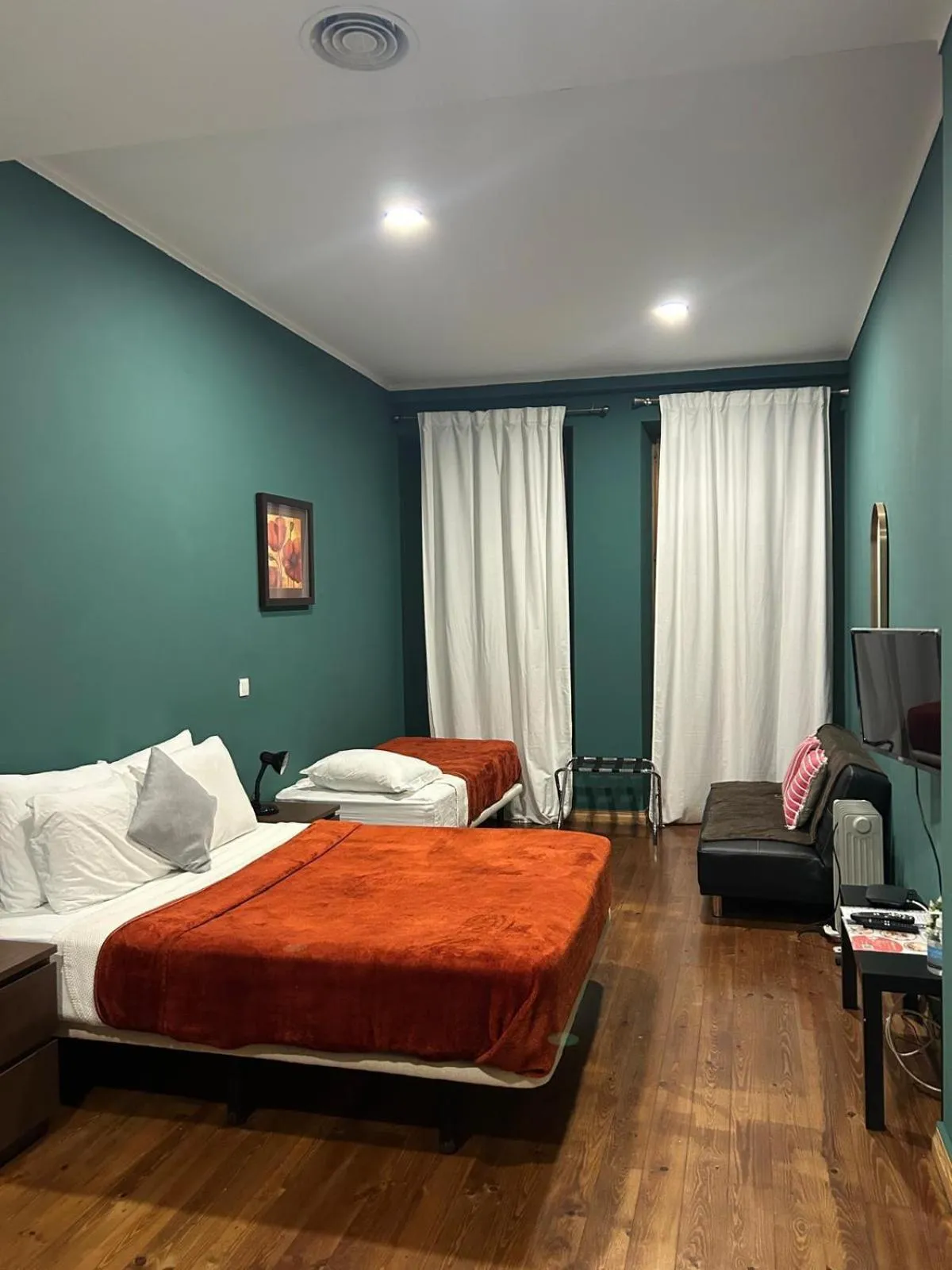 Communal lounge/ TV room, Bed in Sao Jorge Apartments & Suites