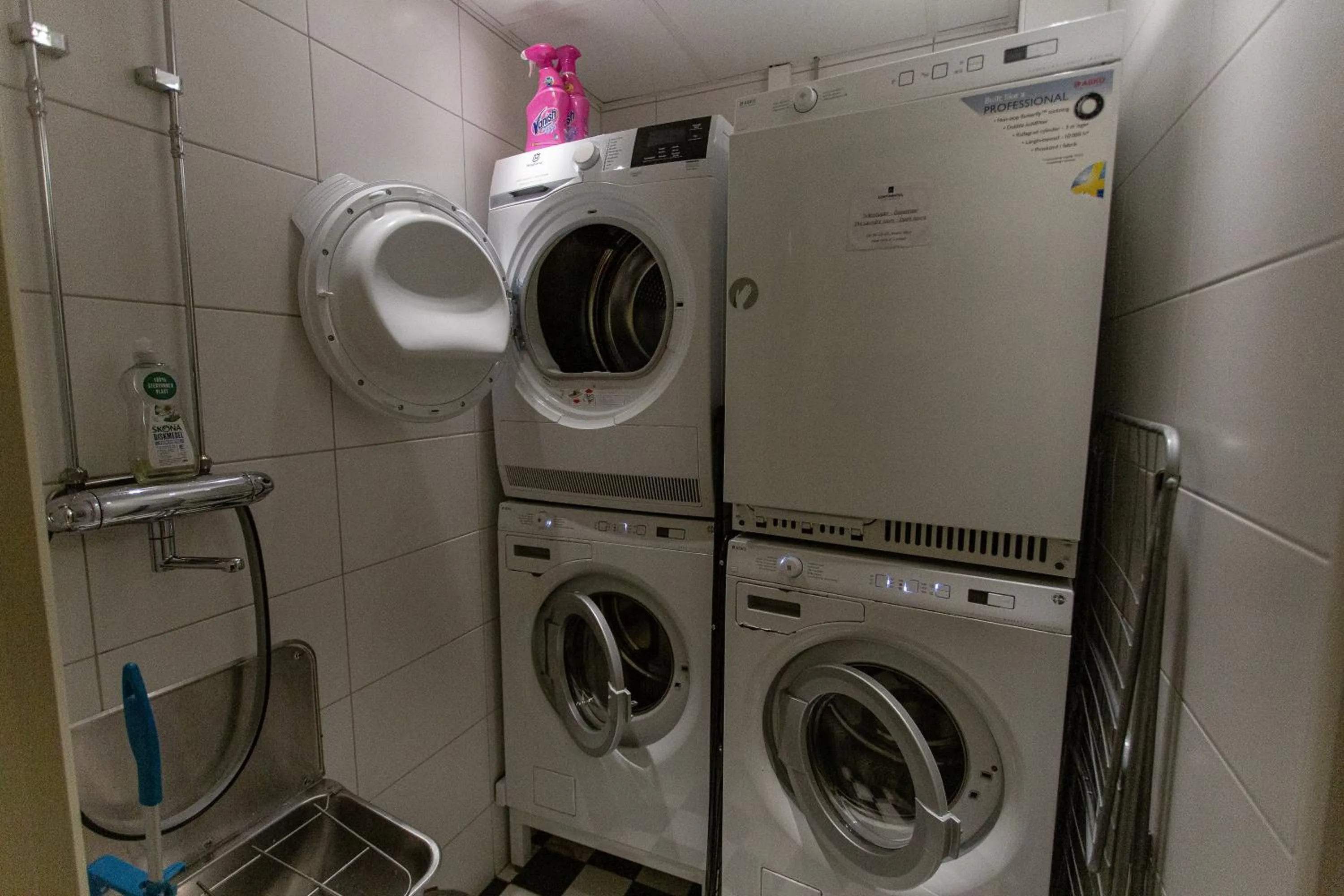 washing machine in Continental Apartment Hotel Sundsvall