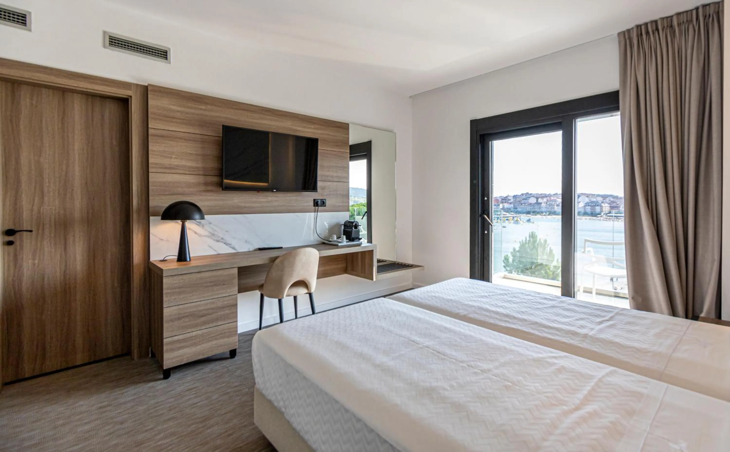 Photo of the whole room in Hotel Inffinit Sanxenxo