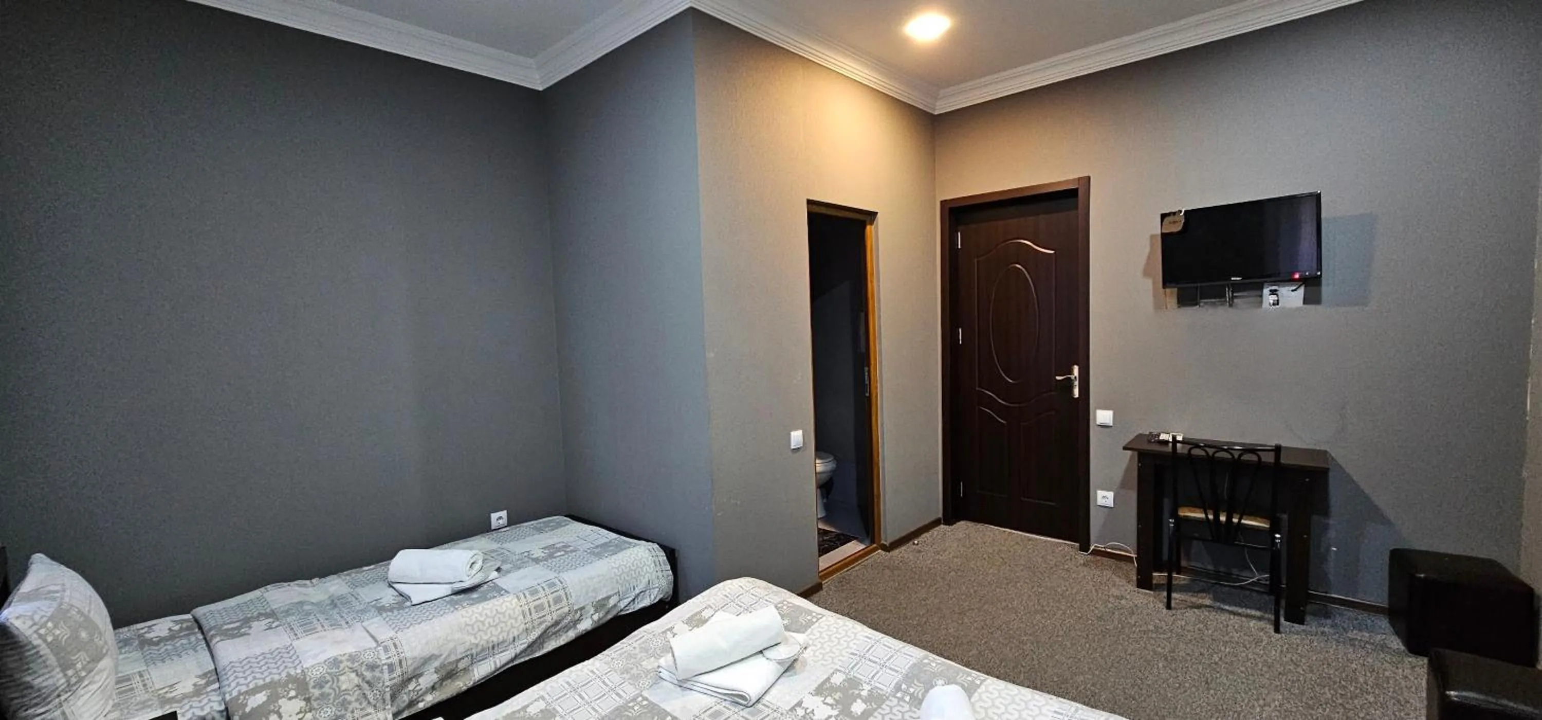 Photo of the whole room, Bed in 7 Rooms