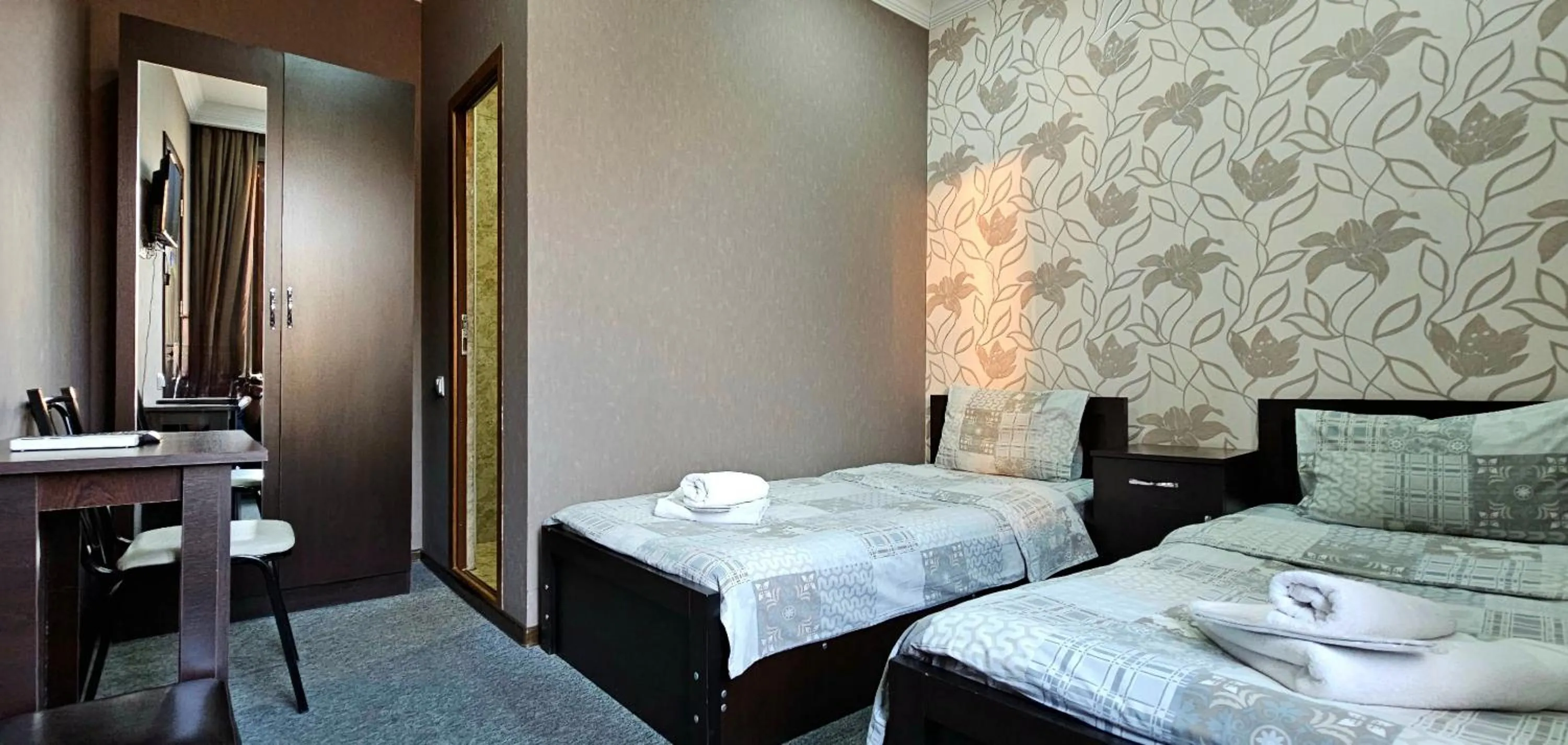 Photo of the whole room, Bed in 7 Rooms