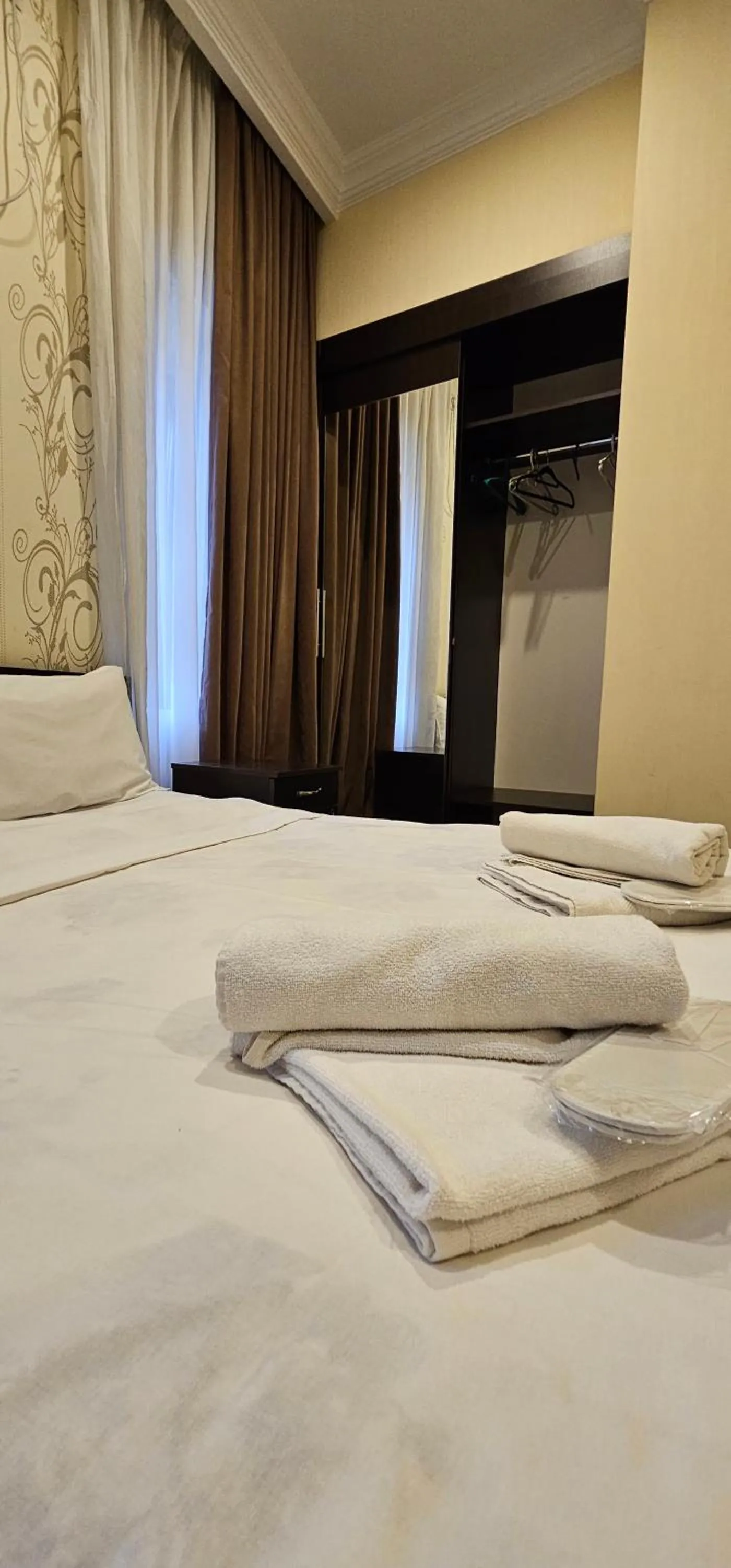 Photo of the whole room, Bed in 7 Rooms