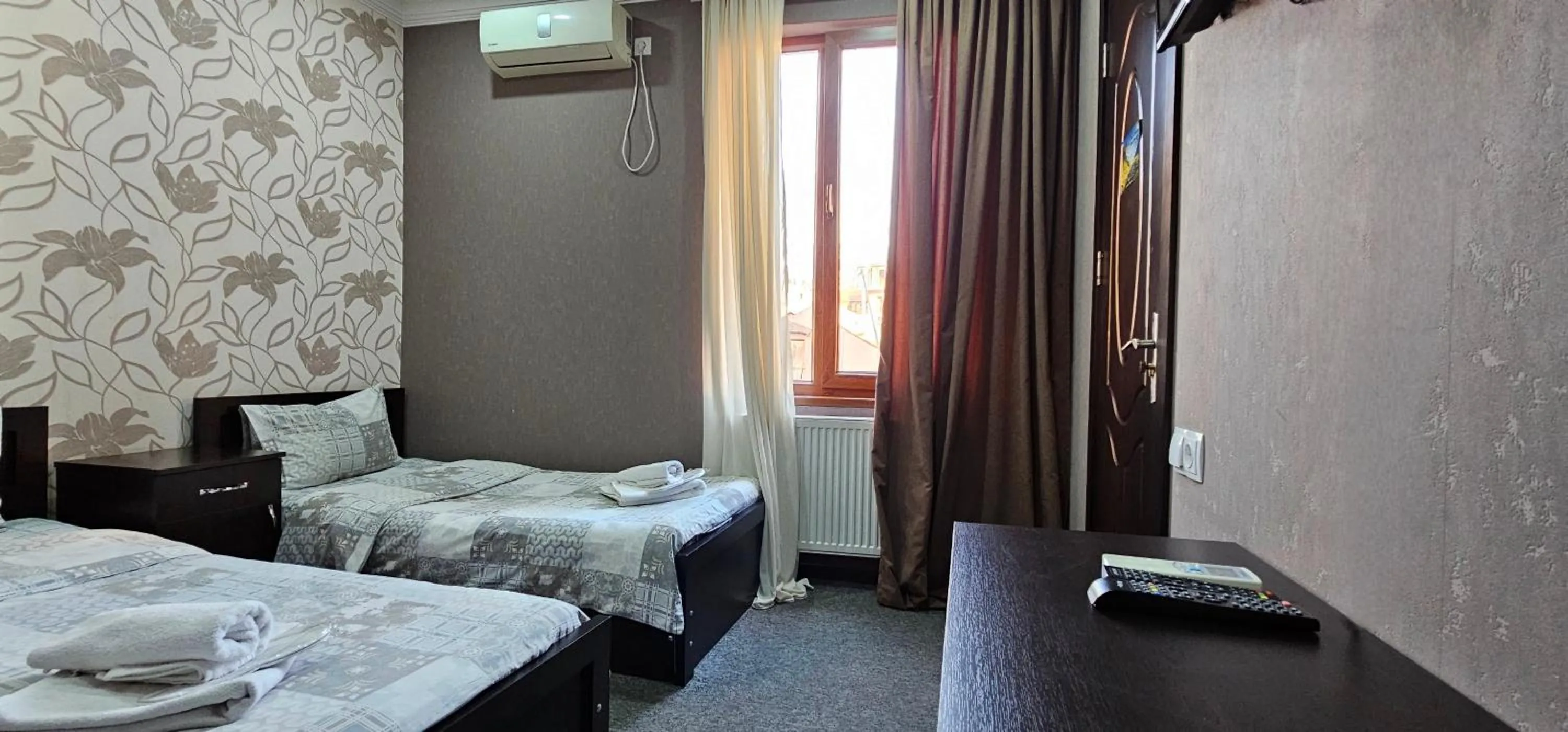 Bedroom, Bed in 7 Rooms