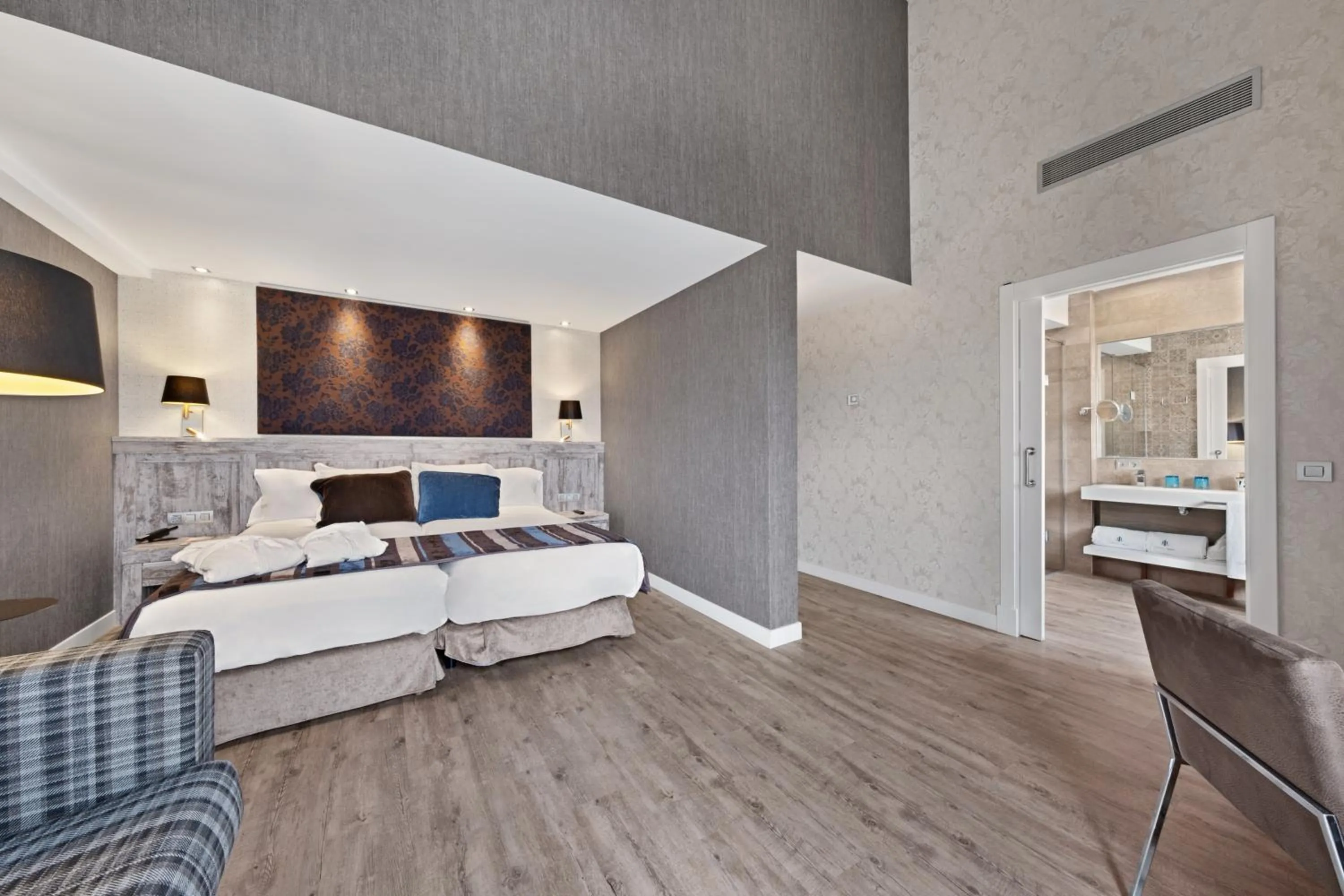 Bathroom, Bed in Castilla Termal Monasterio de Valbuena - Small Luxury Hotels