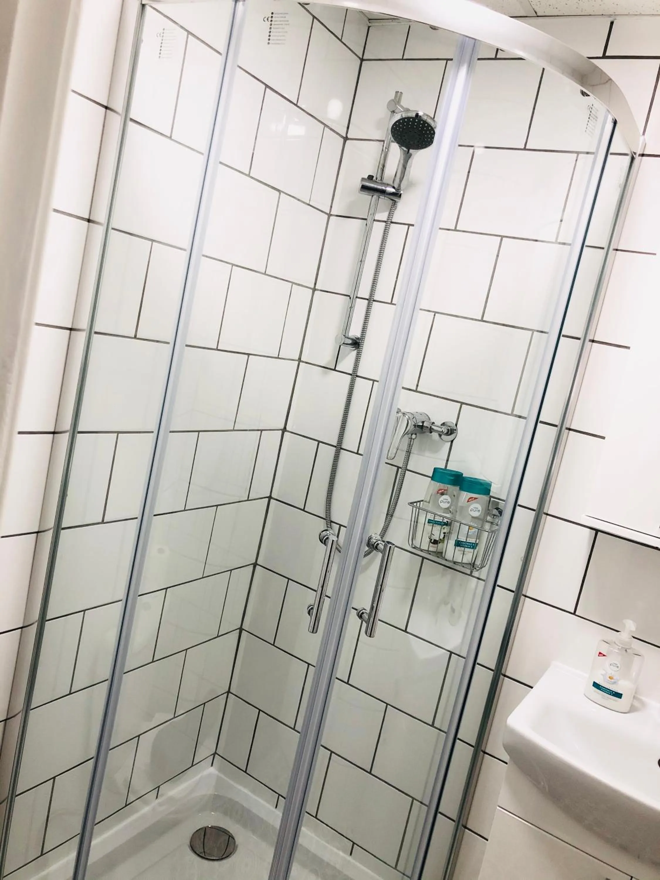 Shower in Chadberry House Hotel