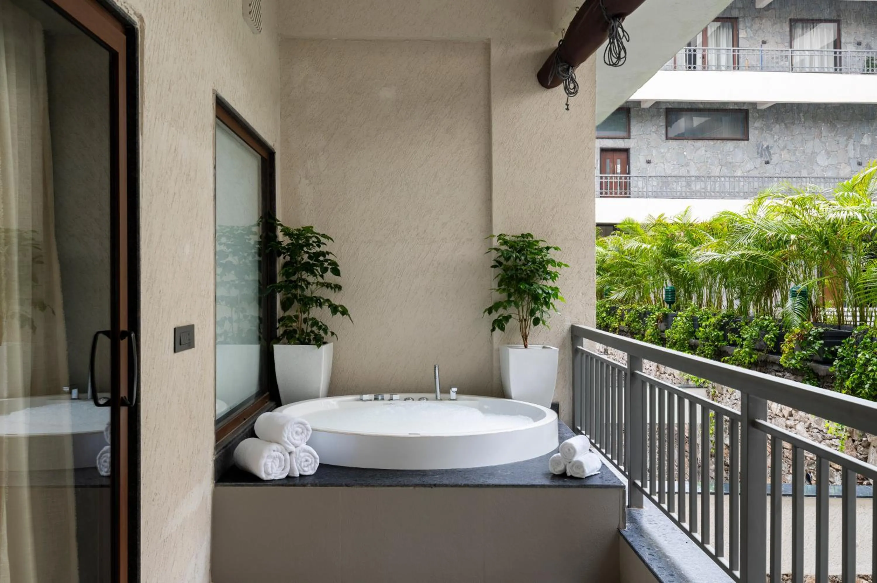 Open Air Bath in Namoka The Fort Resort, Kumbhalgarh