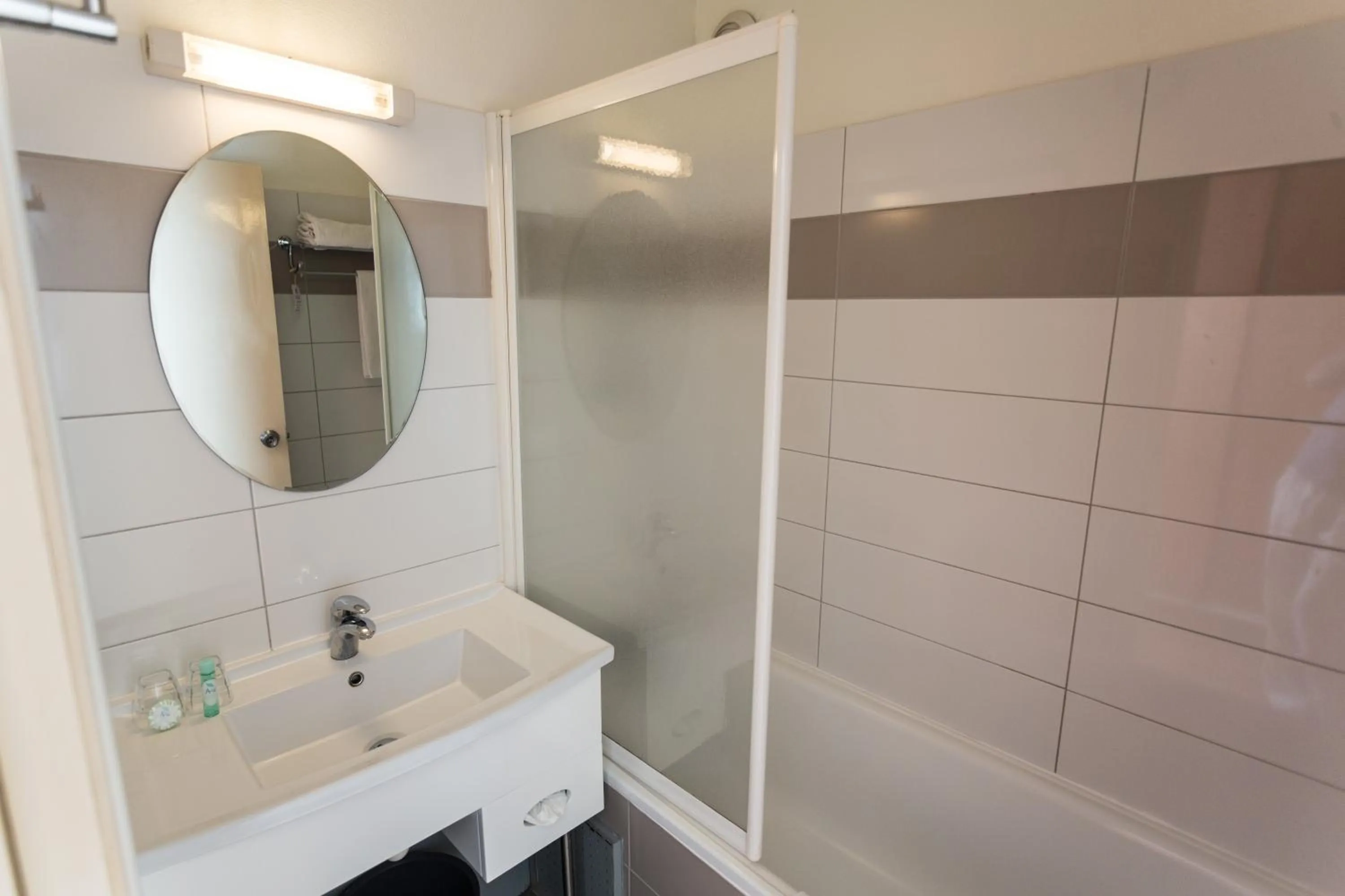 Bathroom in Hotel Austral by Exsel