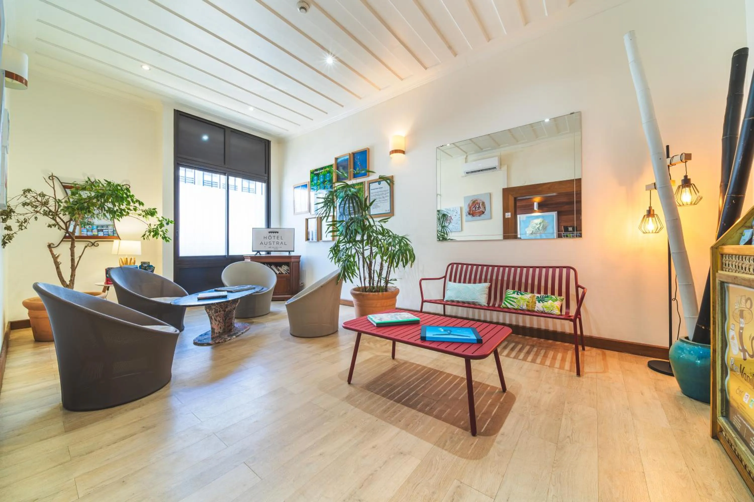 Living room in Hotel Austral by Exsel