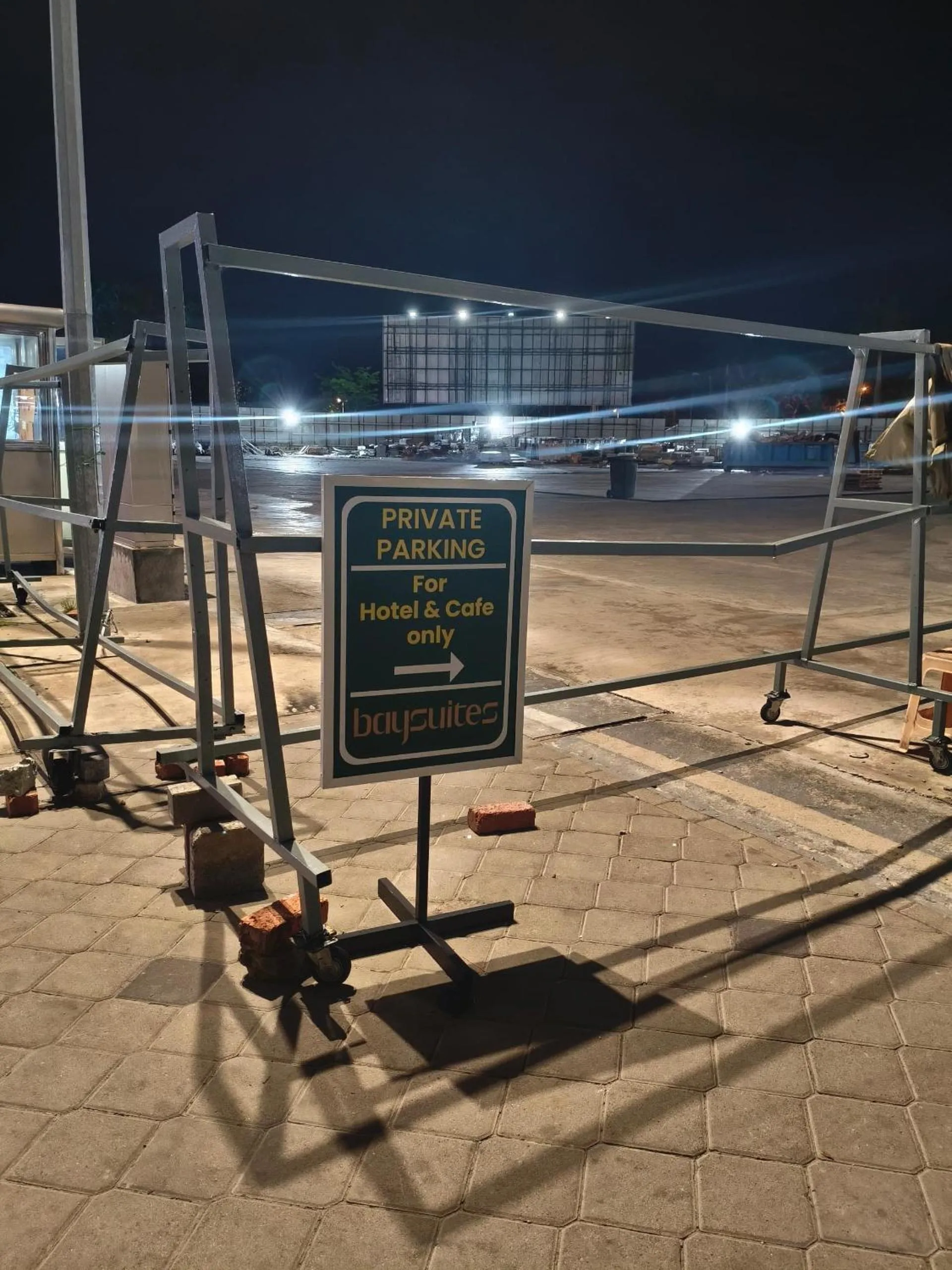 Night in Bay Win La,mer Butik