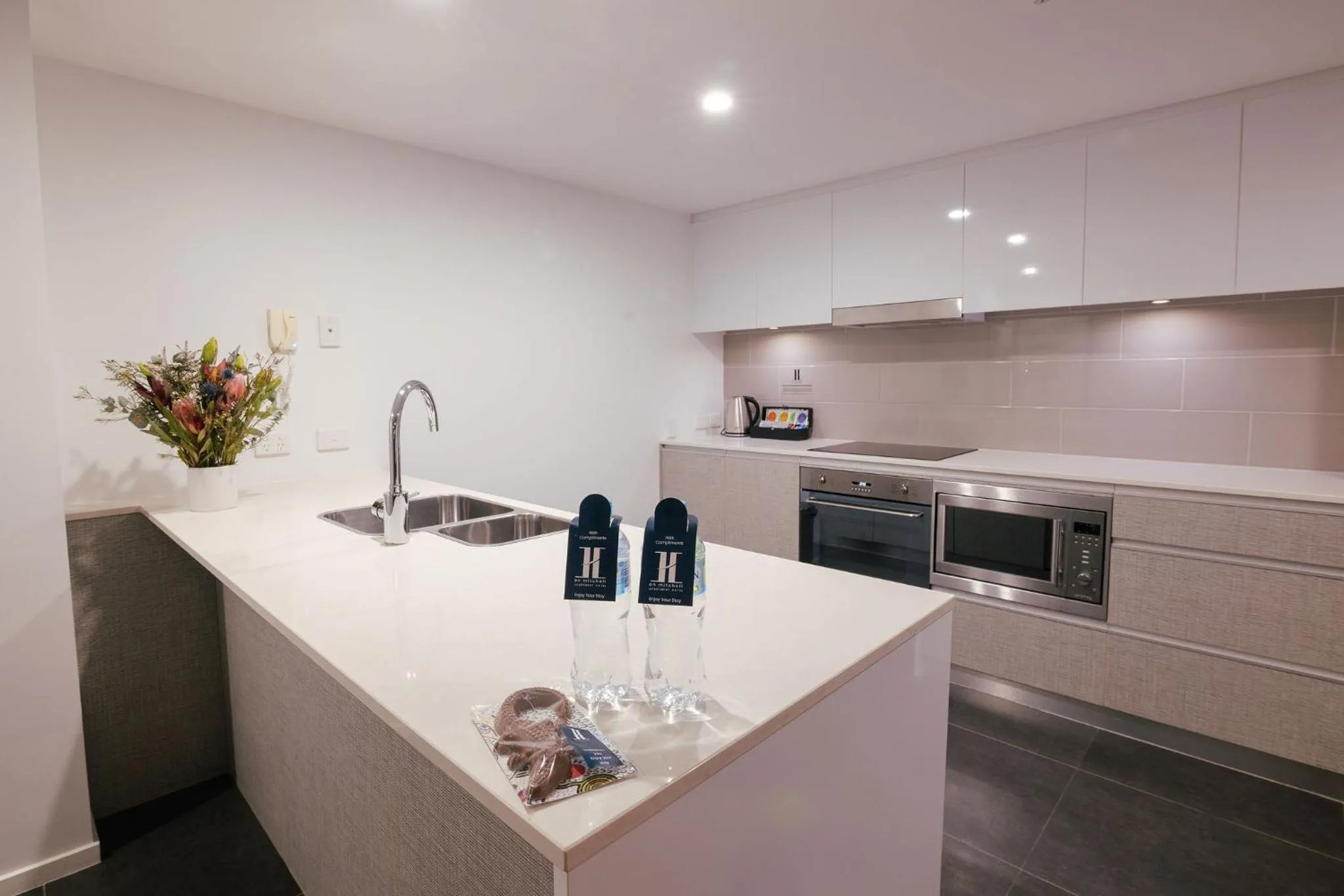 Kitchen or kitchenette in H on Mitchell Apartment Hotel