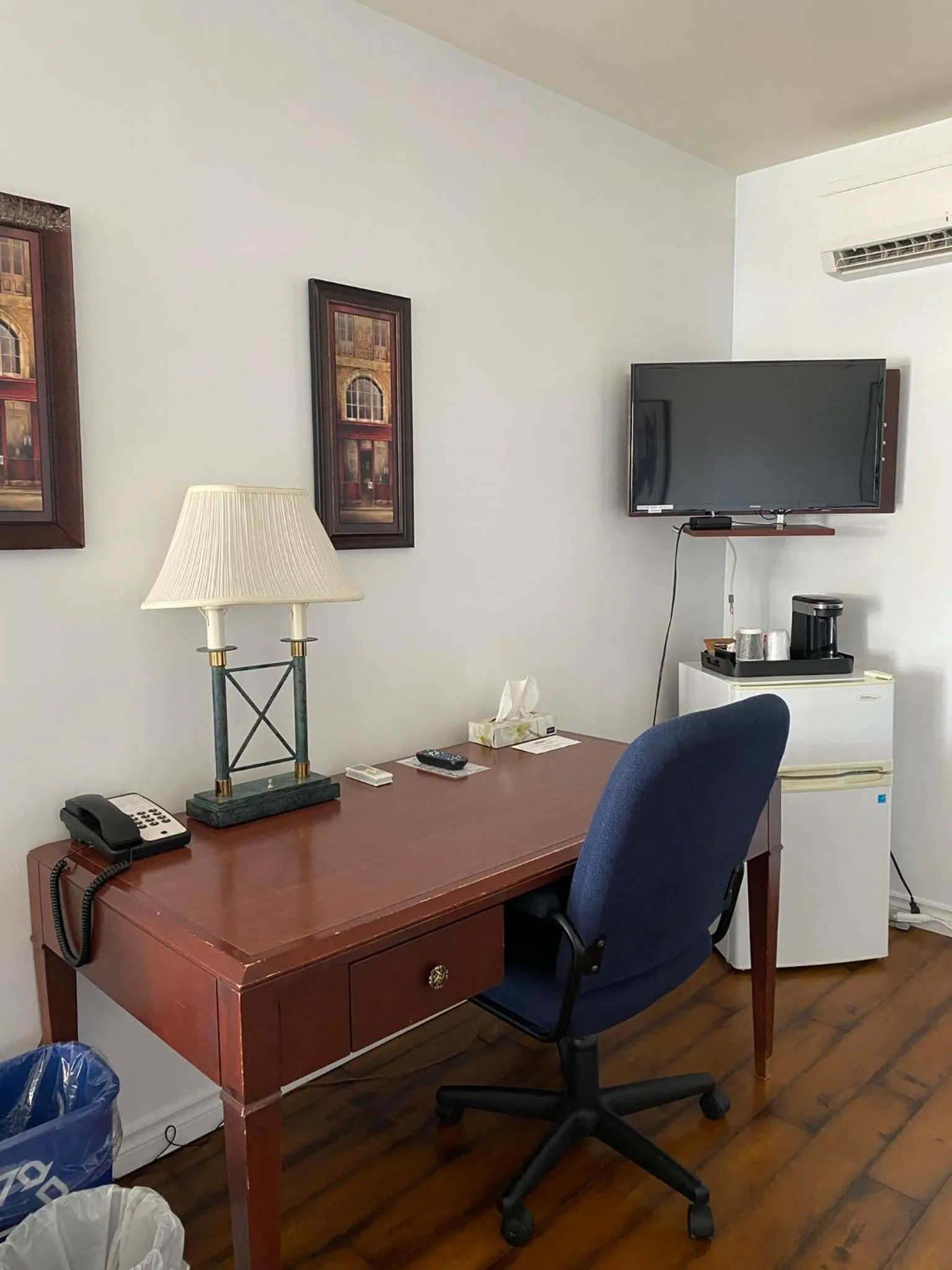 Seating area in Motel Centre-Ville