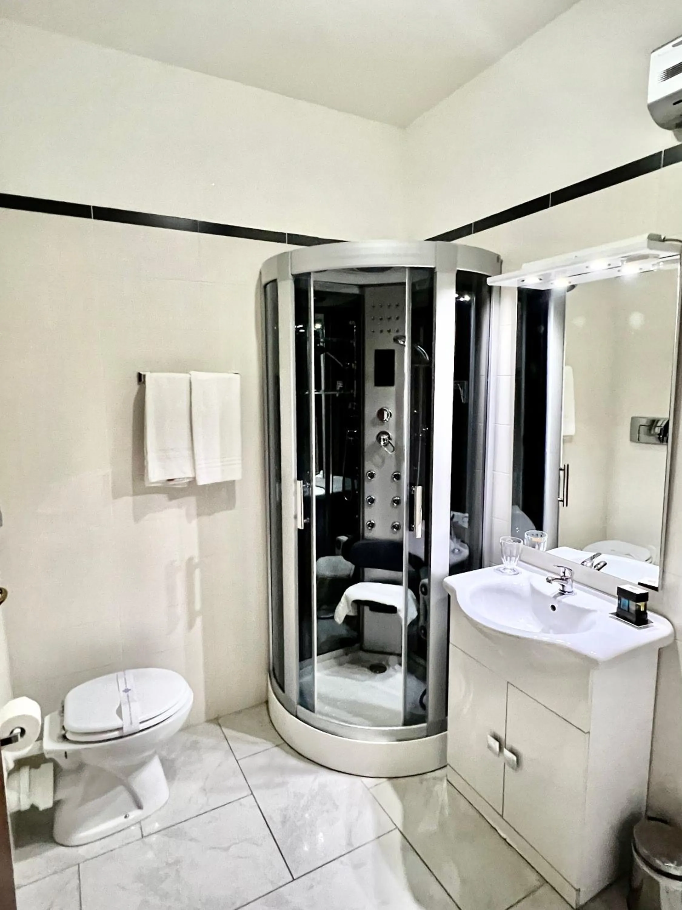 Shower in Lo Scrigno B&B