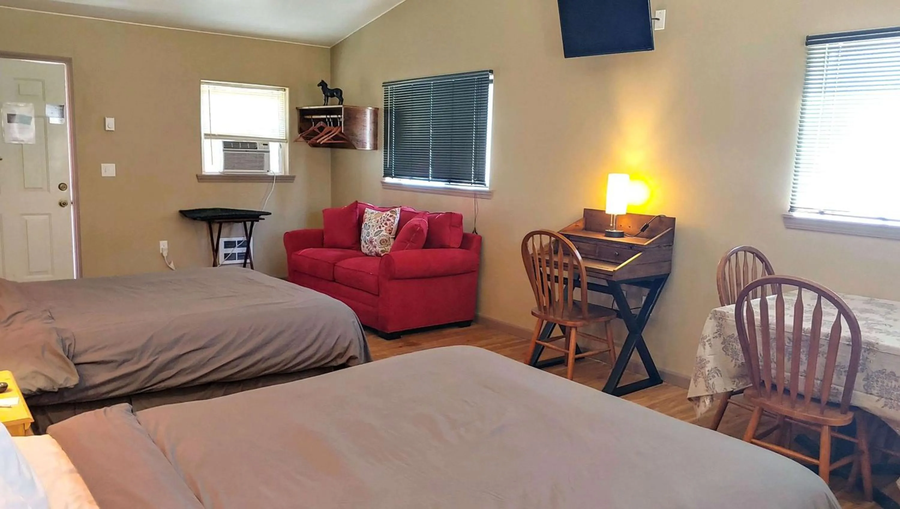 Photo of the whole room, Bed in Dodge Peak Lodge