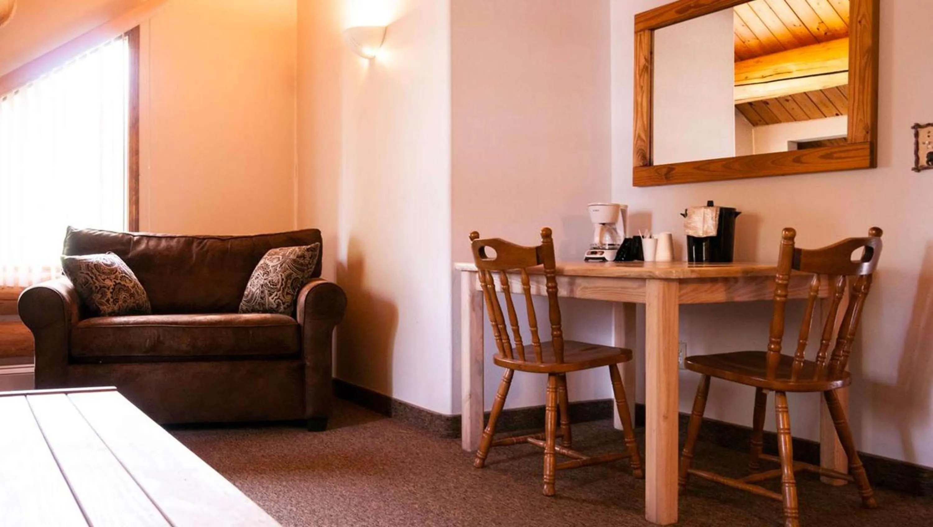 Photo of the whole room in Dodge Peak Lodge