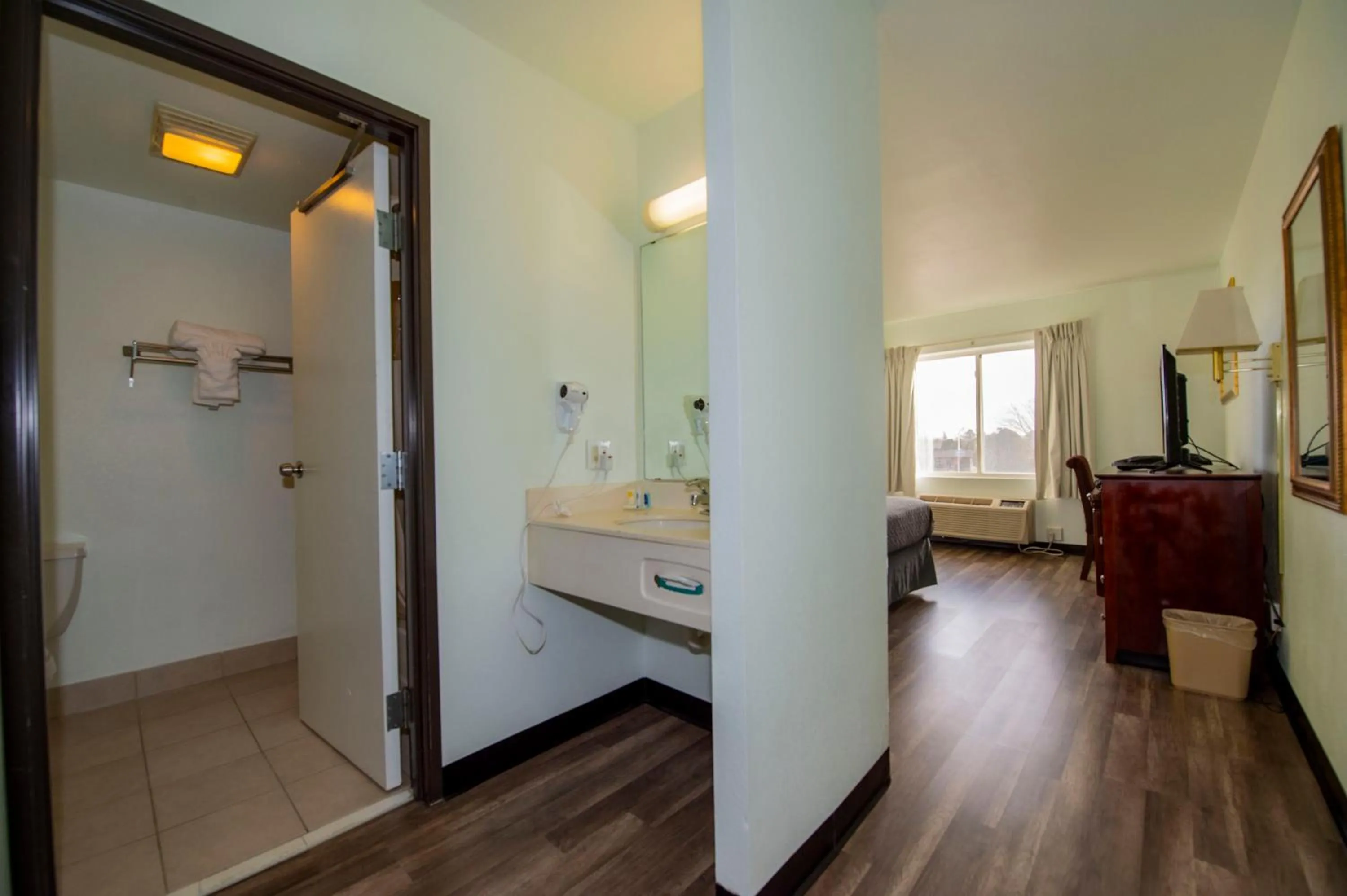 Bed in Rodeway Inn Central Colorado Springs