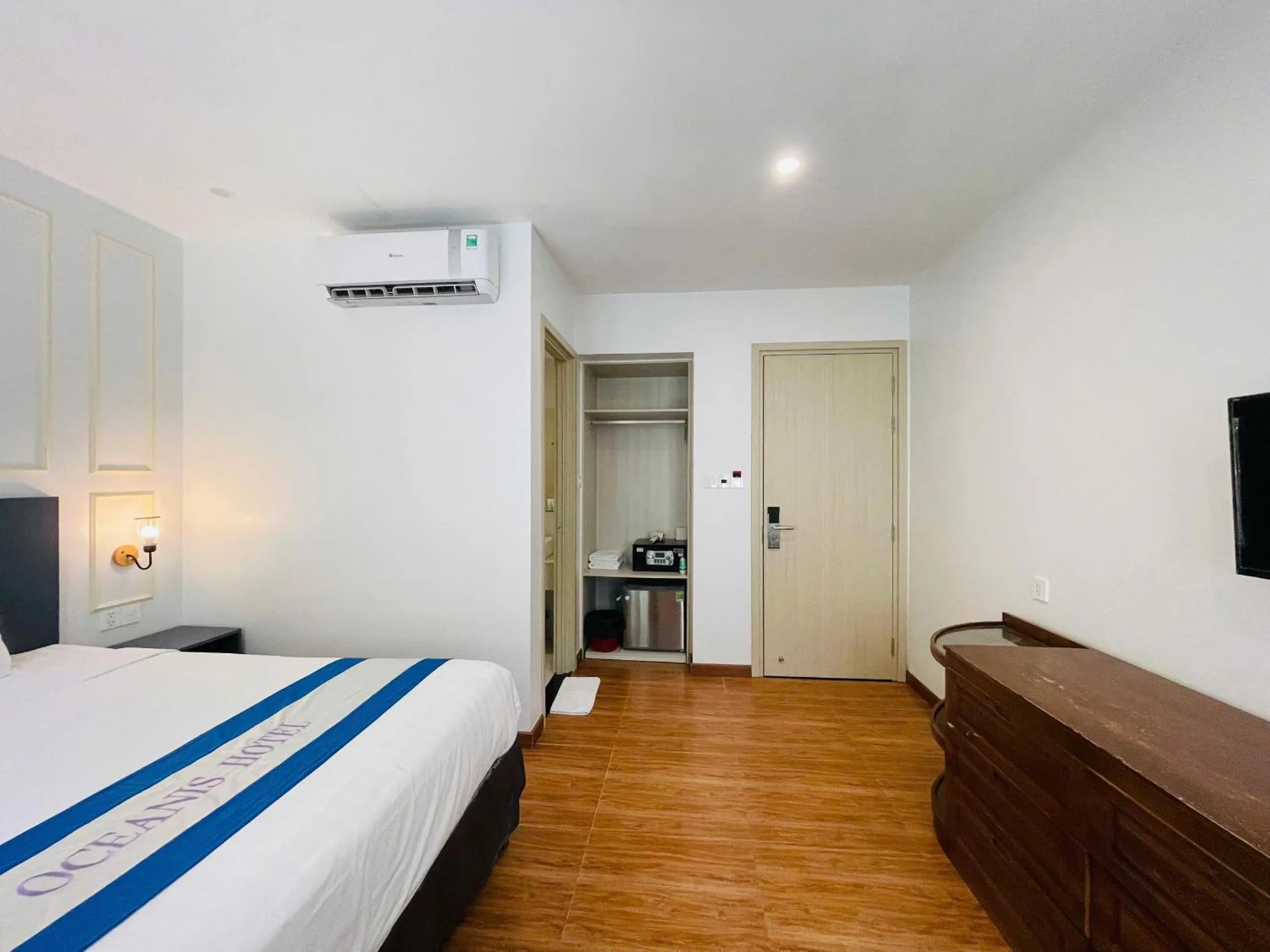 Bedroom, Bed in Oceanis Hotel