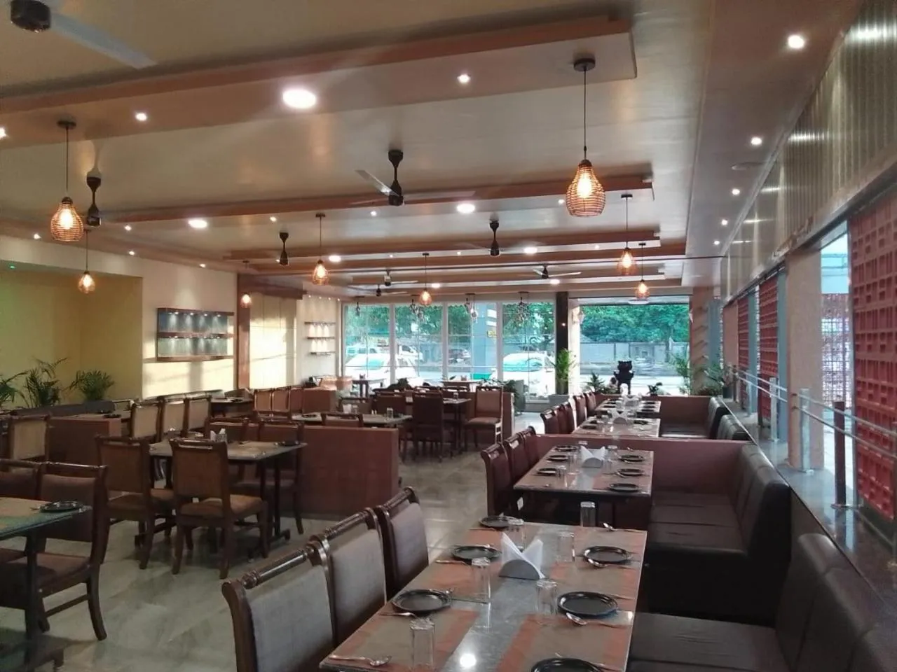 Restaurant/places to eat in Pushpak Resort
