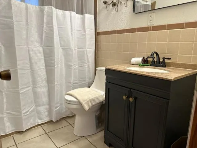 Shower in Elk Antler Inn