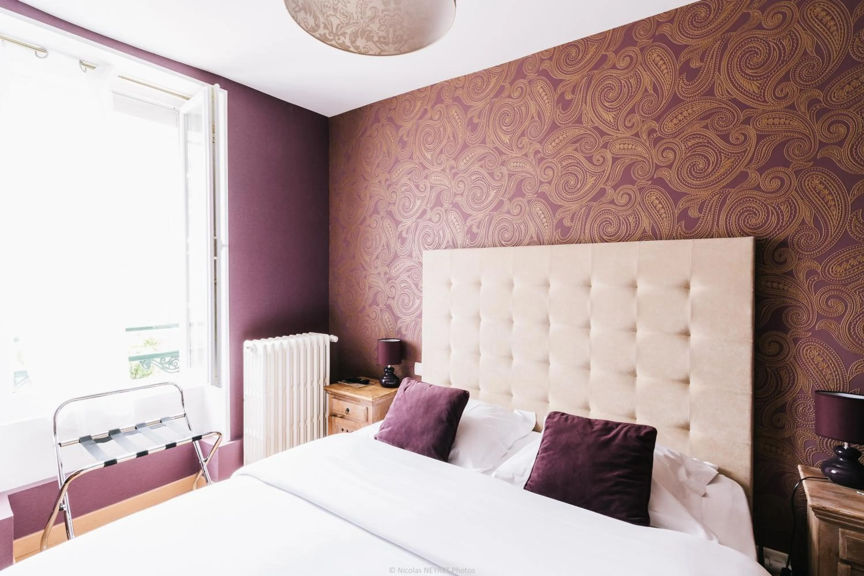 Property building, Bed in Hotel Le Central