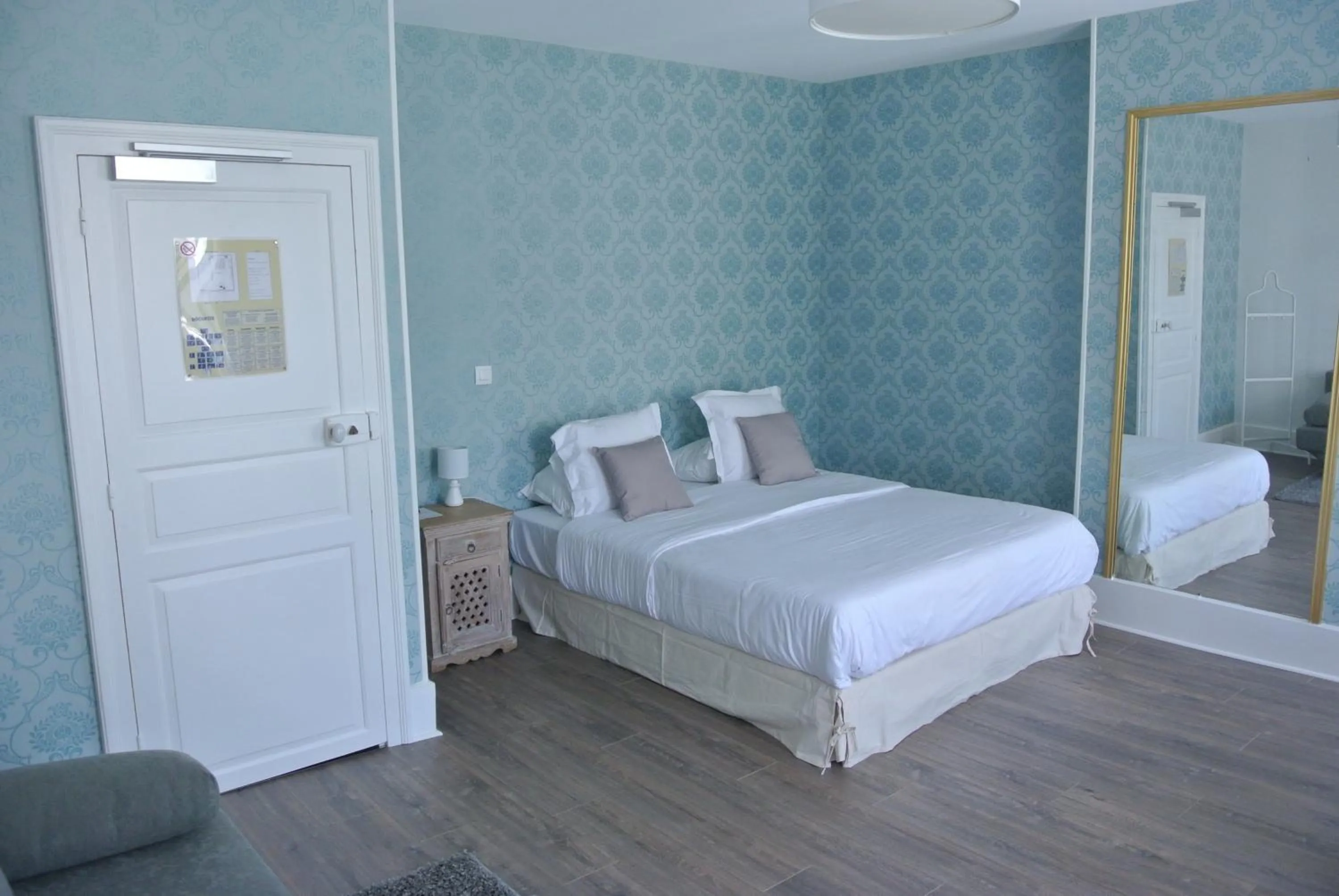 Bed in Hotel Le Central