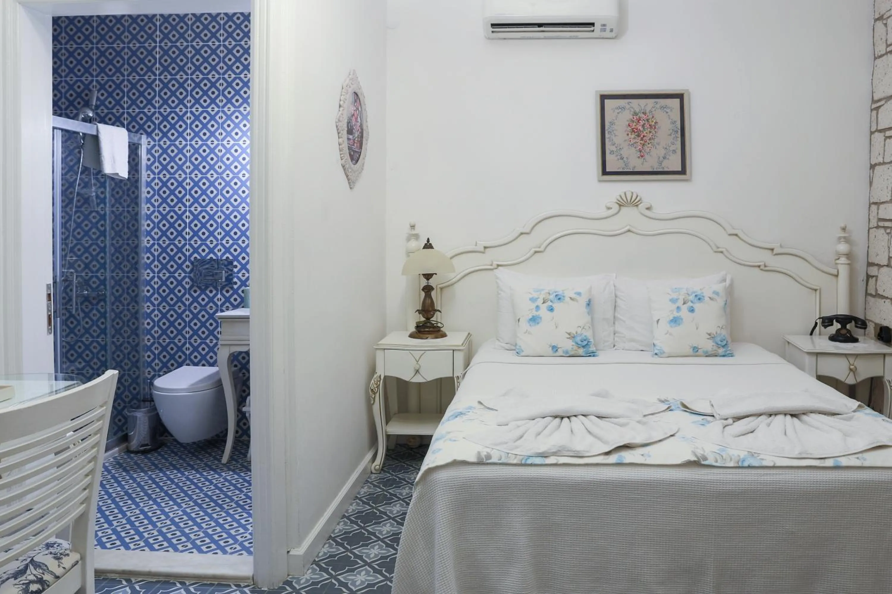 Toilet, Bed in Dantela Butik Hotel